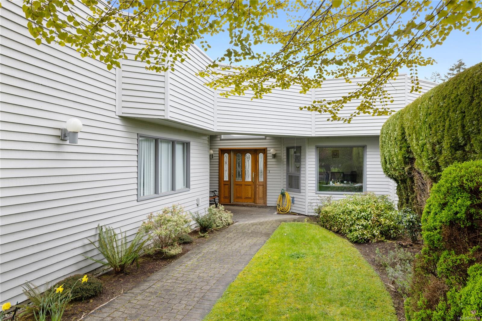 $860,000 - 1600 Brynmarl Rd<br>British Columbia, V9P 9E1