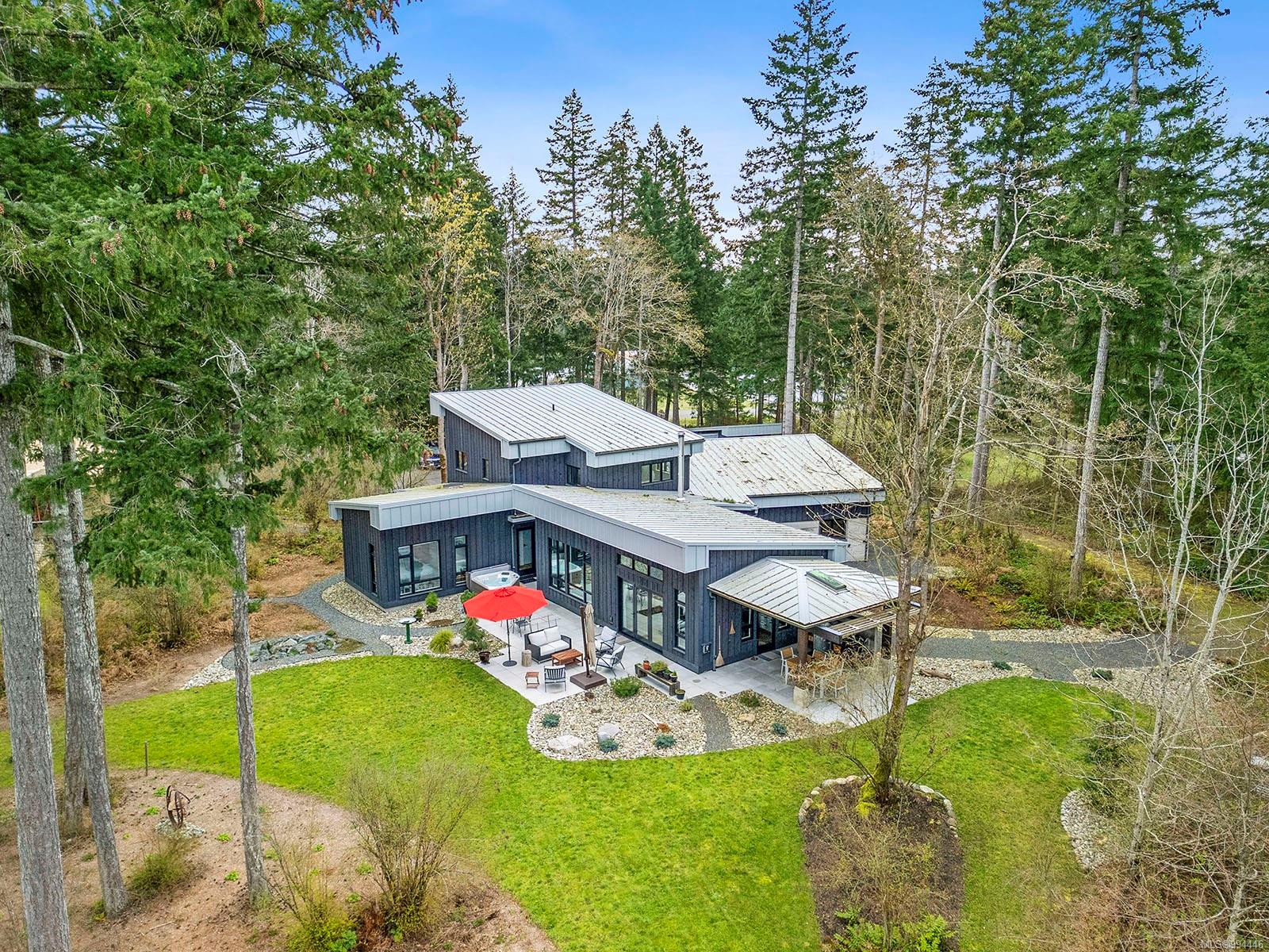 $2,150,000 - 2023 Quenville Rd<br>British Columbia, V9J 1Y4