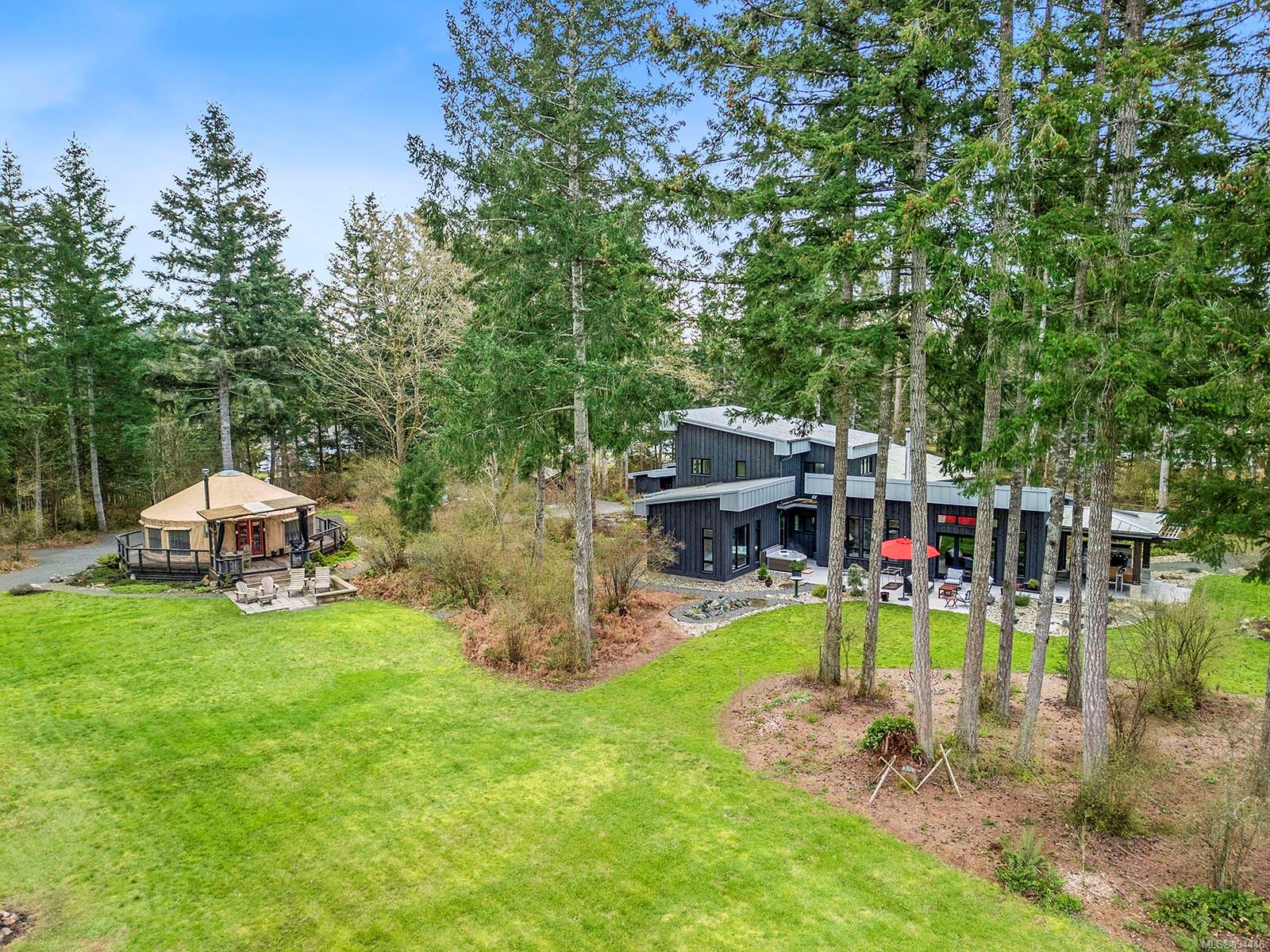 $2,150,000 - 2023 Quenville Rd<br>British Columbia, V9J 1Y4