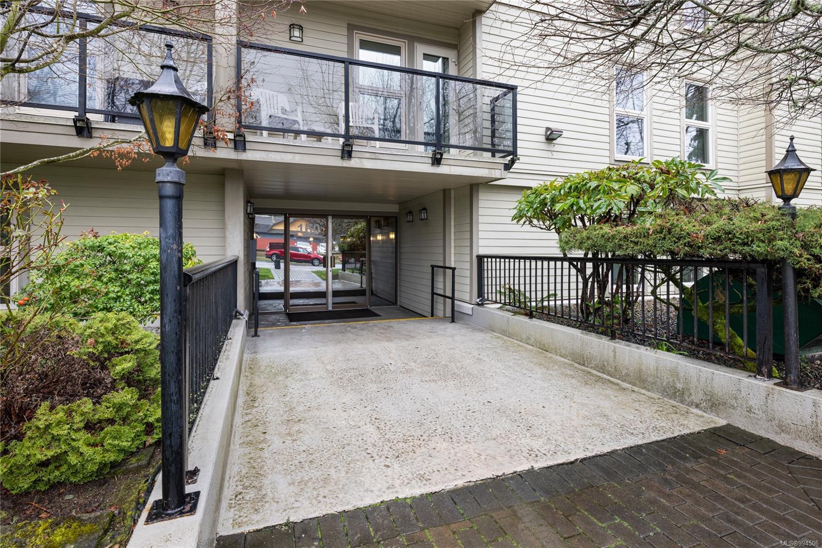 $425,000 - 160 Vancouver Ave<br>British Columbia, V9S 4E8