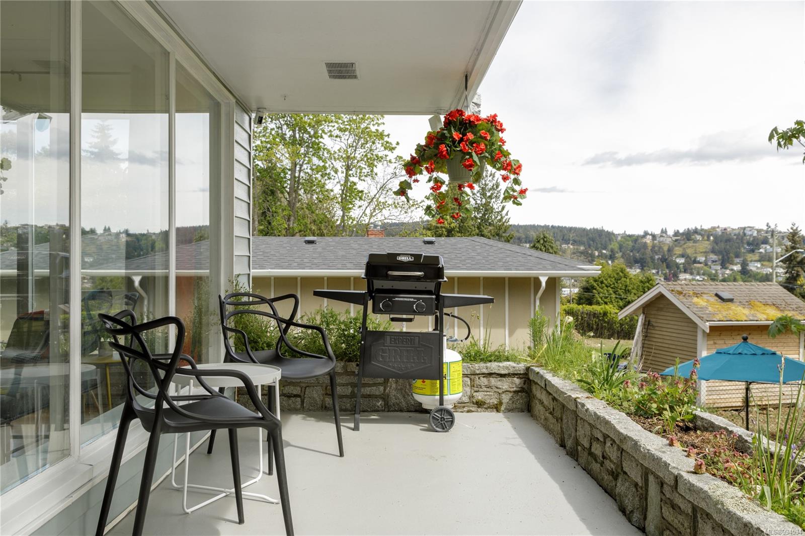 $1,050,000 - 2555 Departure Bay Rd<br>British Columbia, V9S 3W2