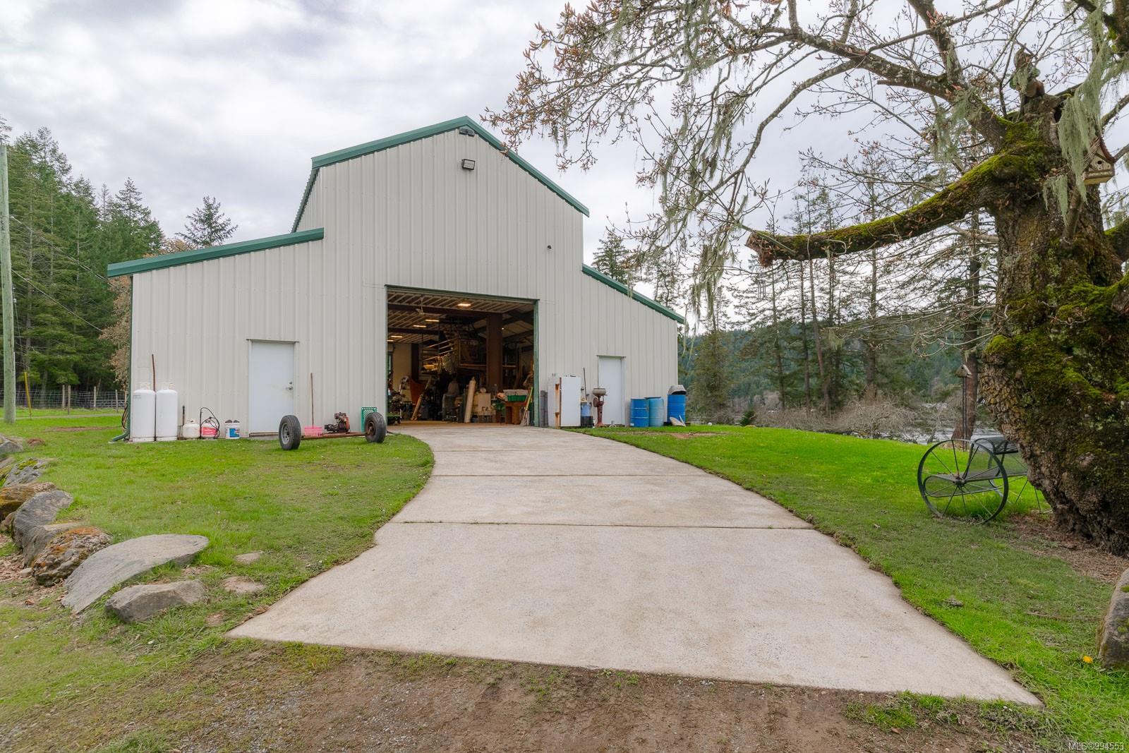 $1,350,000 - 745 Weathers Way<br>British Columbia, V0R 1X6