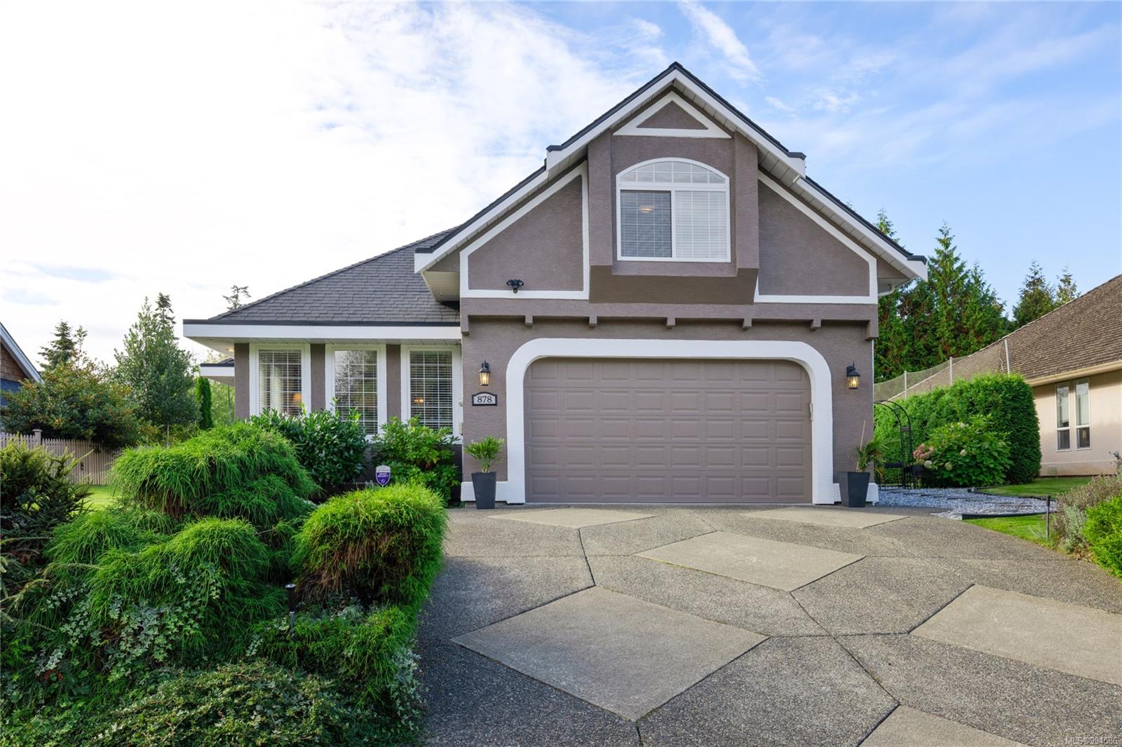 $950,000 - 878 Fairways Dr<br>British Columbia, V9K 2J1