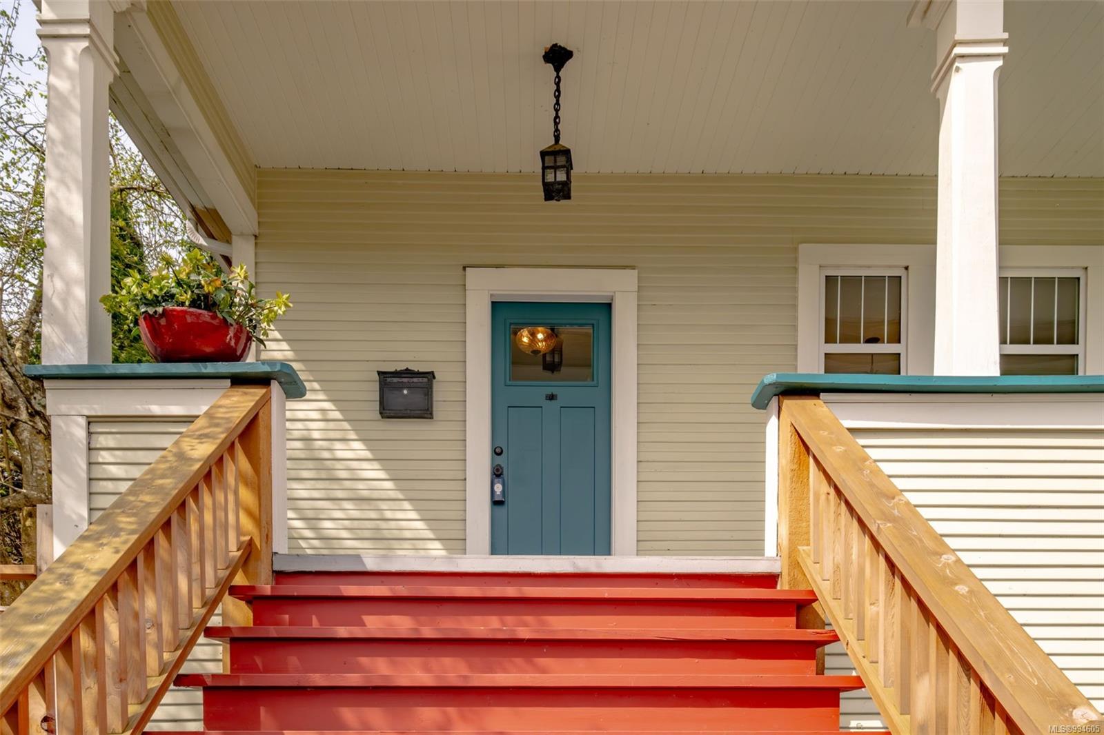 $918,000 - 302 Victoria Rd<br>British Columbia, V9R 4P9