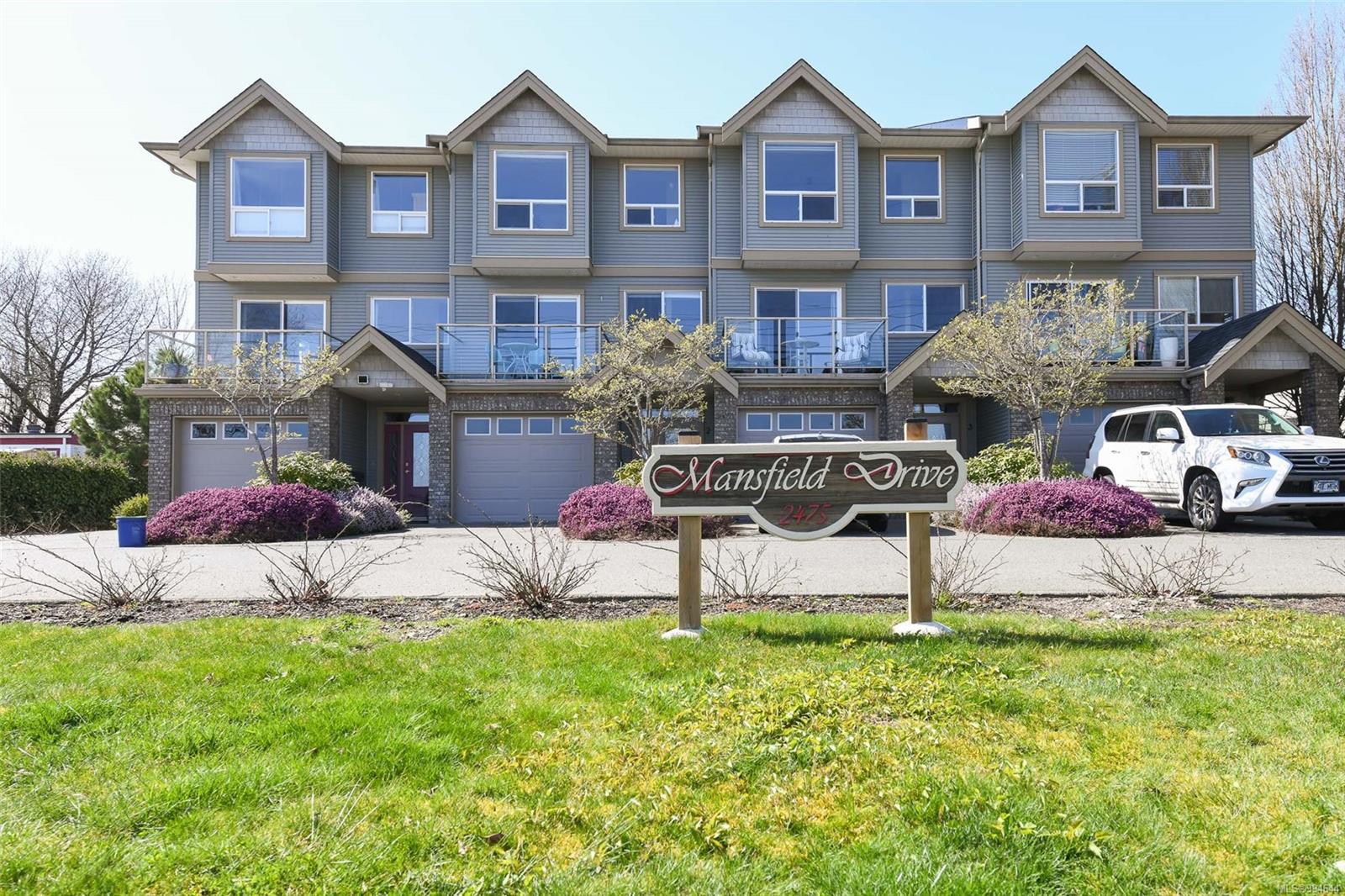 $579,000 - 2475 Mansfield Dr<br>British Columbia, V9N 2M2