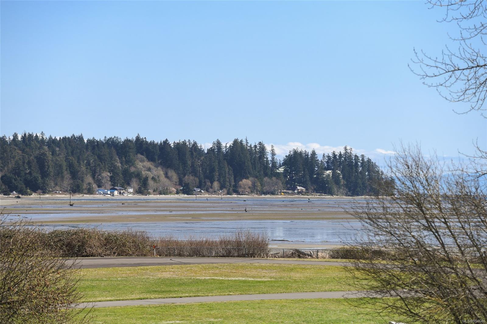 $579,000 - 2475 Mansfield Dr<br>British Columbia, V9N 2M2