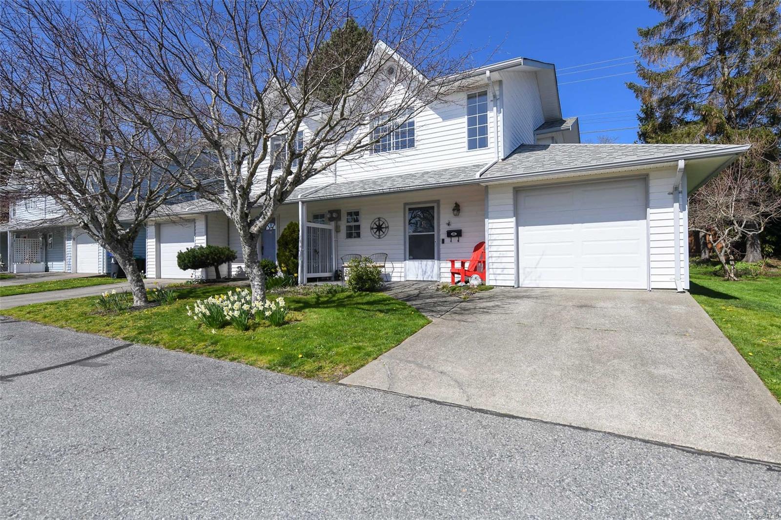 $568,000 - 2200 Manor Dr<br>British Columbia, V9M 1C4