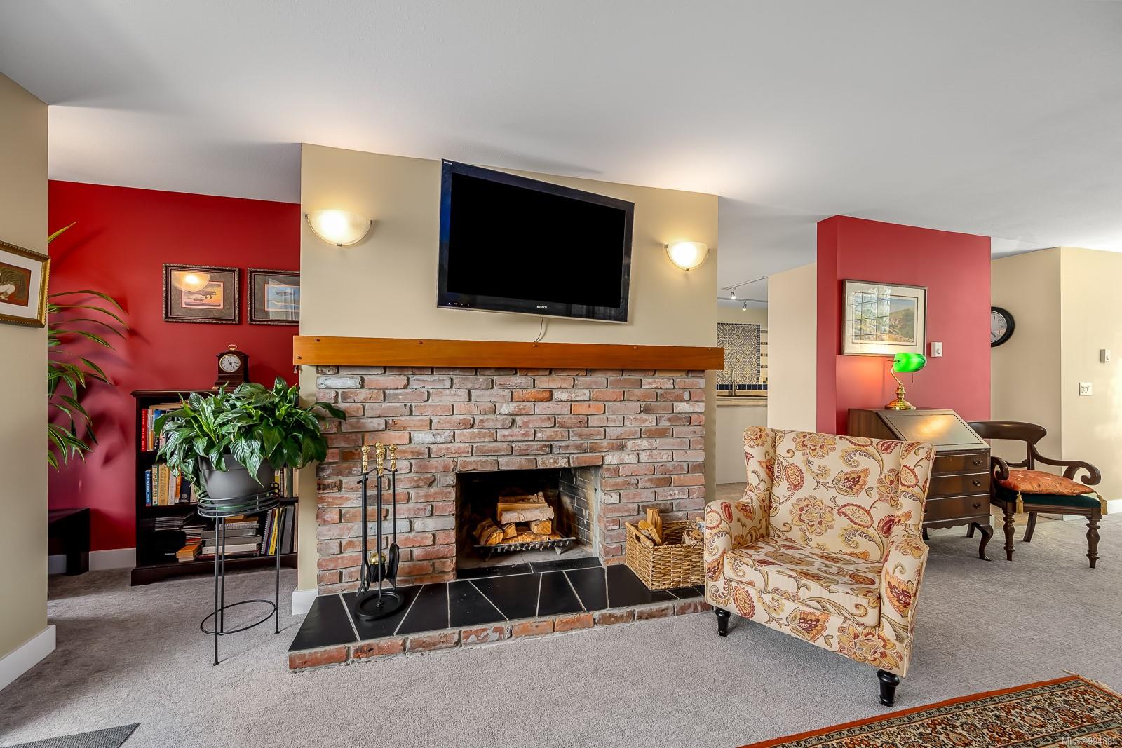 $529,000 - 2250 Manor Pl<br>British Columbia, V9M 1C5