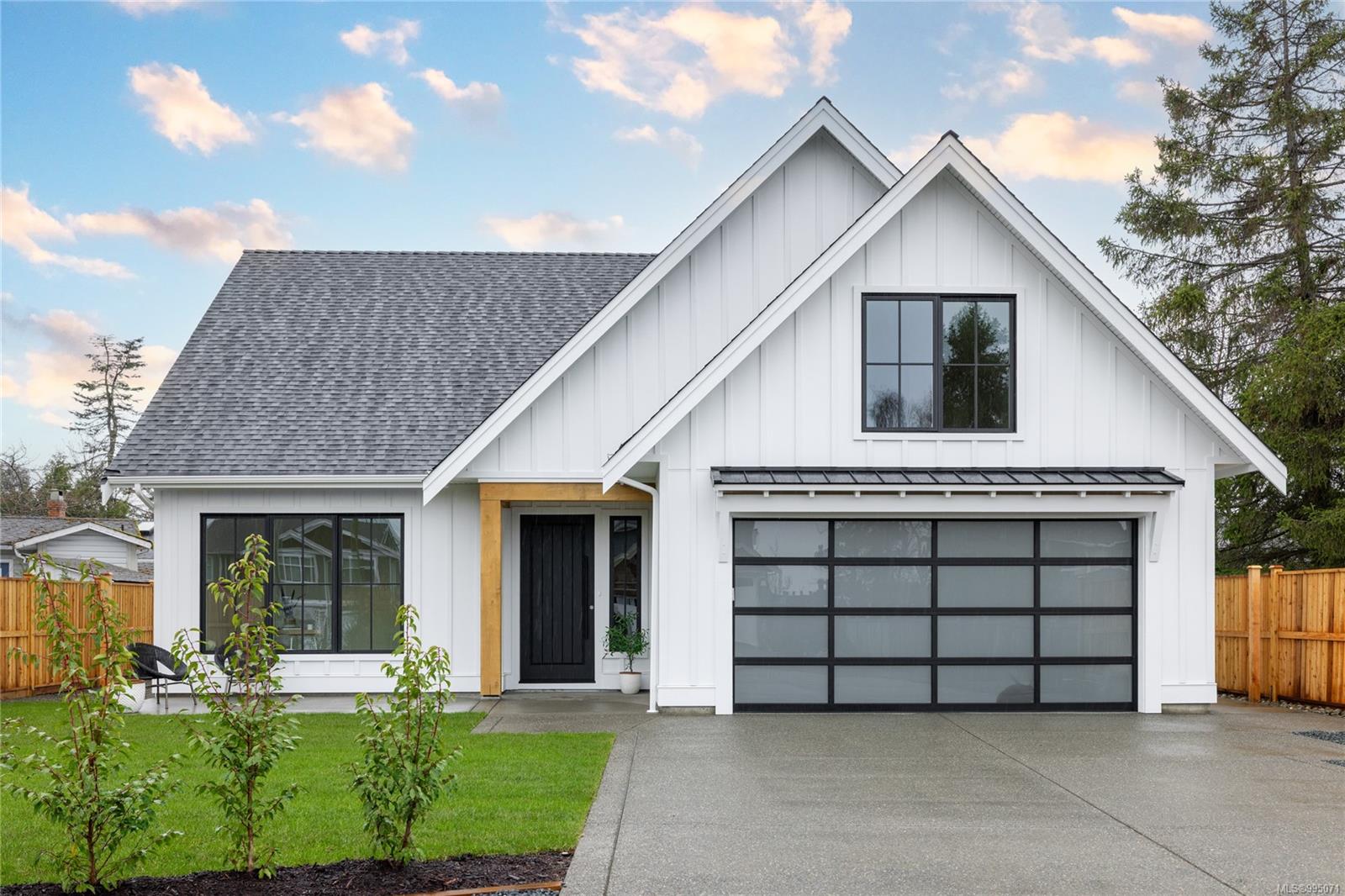 $1,440,000 - 327 Wisteria St<br>British Columbia, V9P 1E1