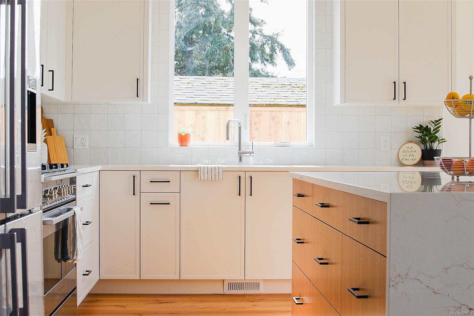 $1,440,000 - 327 Wisteria St<br>British Columbia, V9P 1E1