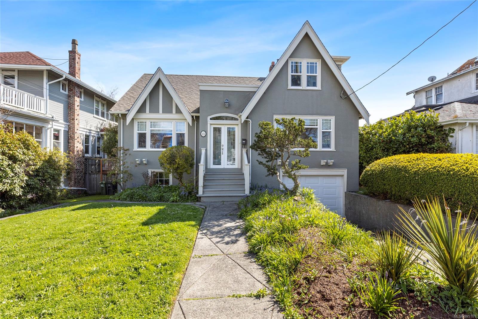 $1,725,000 - 15 Linden Ave<br>British Columbia, V8V 4C9