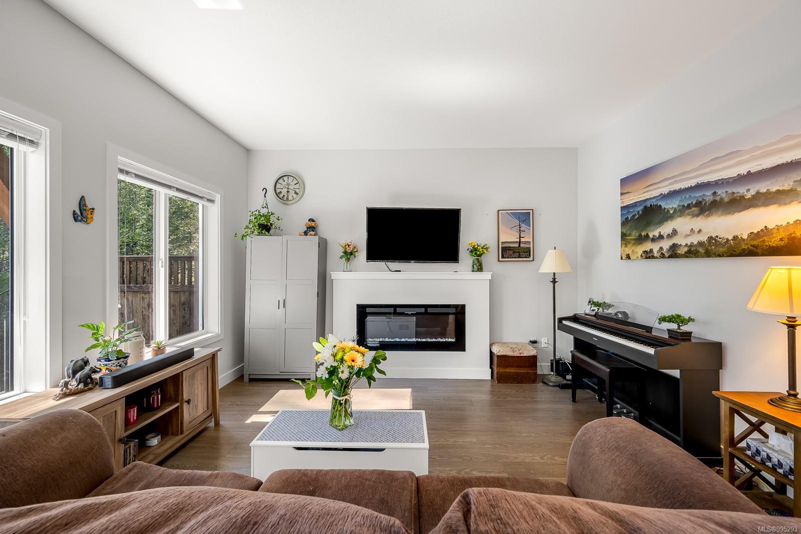 $559,000 - 2109 13th St<br>British Columbia, V9N 0B1
