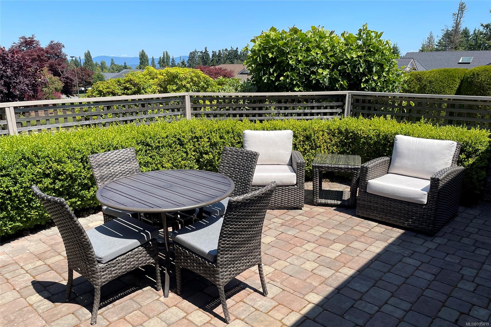 $1,025,000 - 910 Fairways Dr<br>British Columbia, V9K 1E1