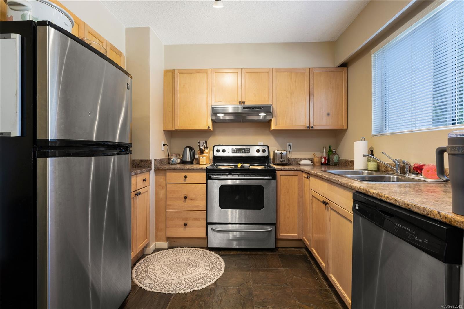 $319,900 - 1630 Crescent View Dr<br>British Columbia, V9S 2N5