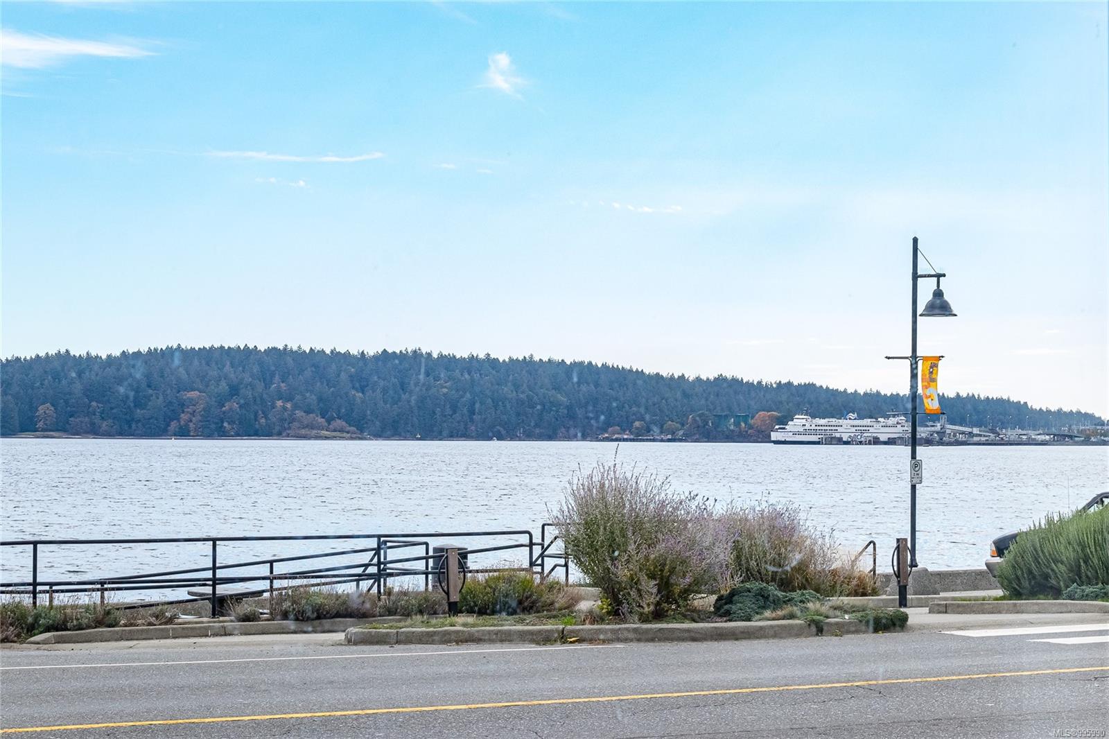 $290,000 - 2815 Departure Bay Rd<br>British Columbia, V9S 5P4