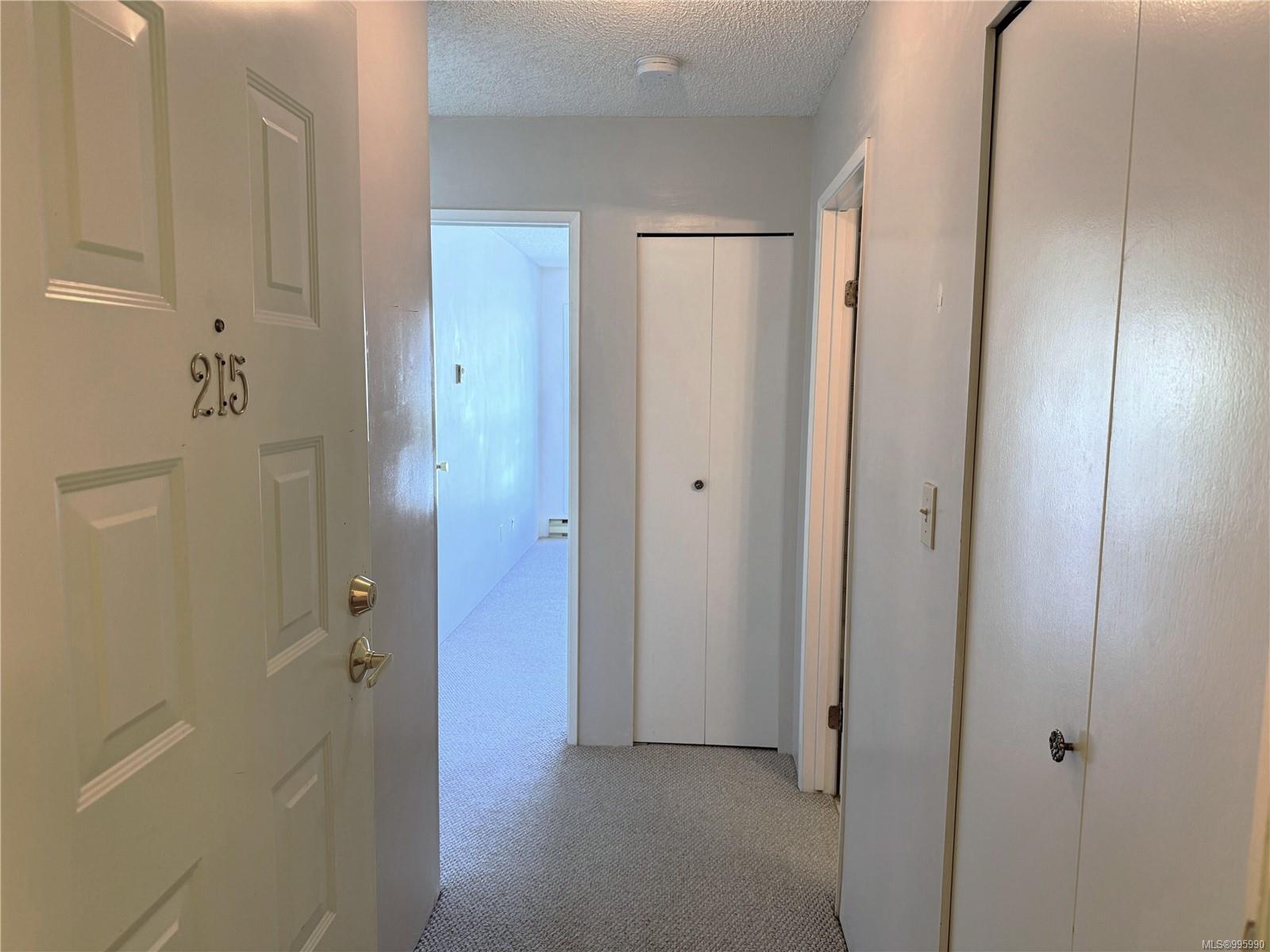 $290,000 - 2815 Departure Bay Rd<br>British Columbia, V9S 5P4