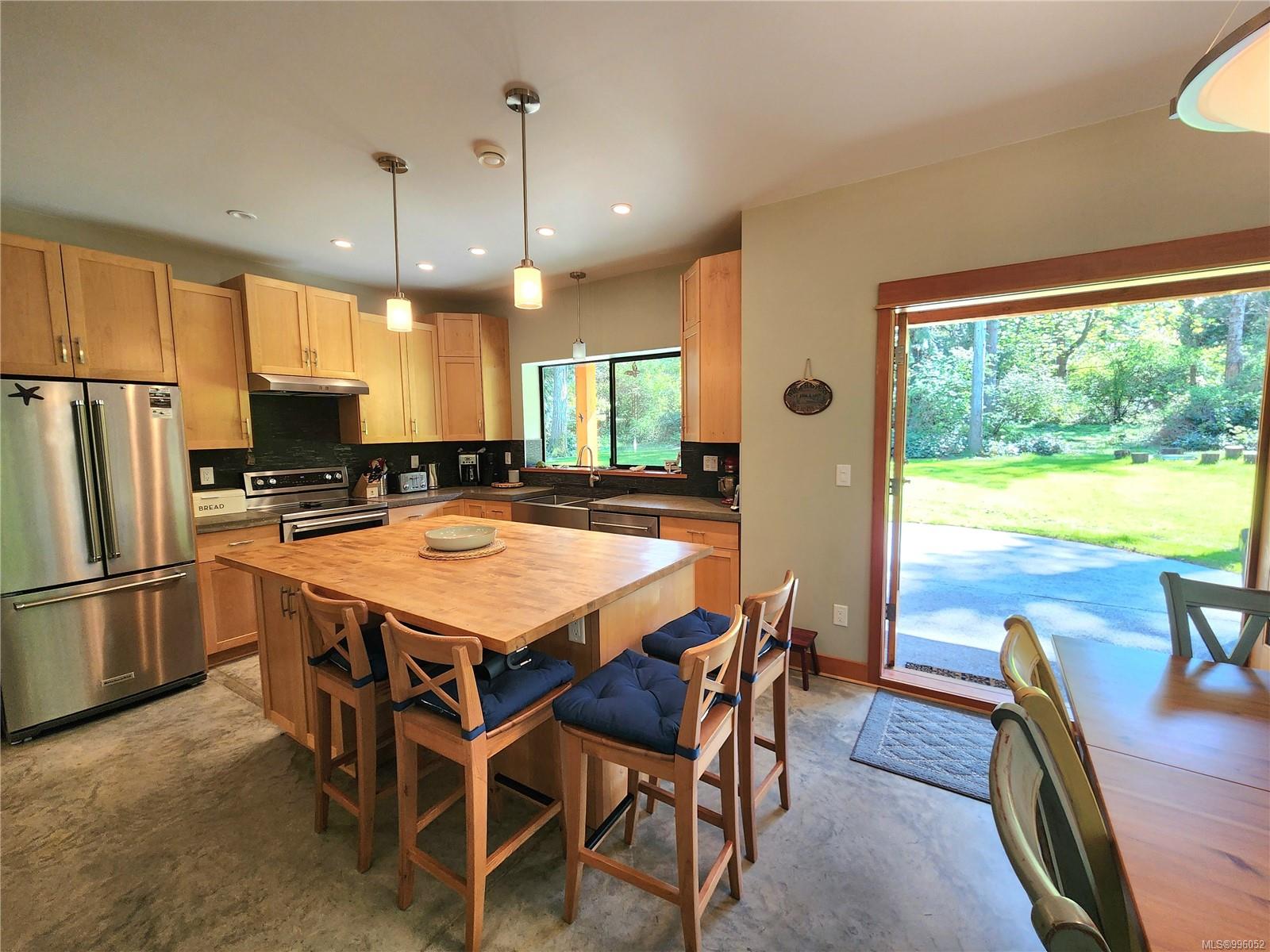 $875,000 - 1445 Broadview Rd<br>British Columbia, V0R 1X5