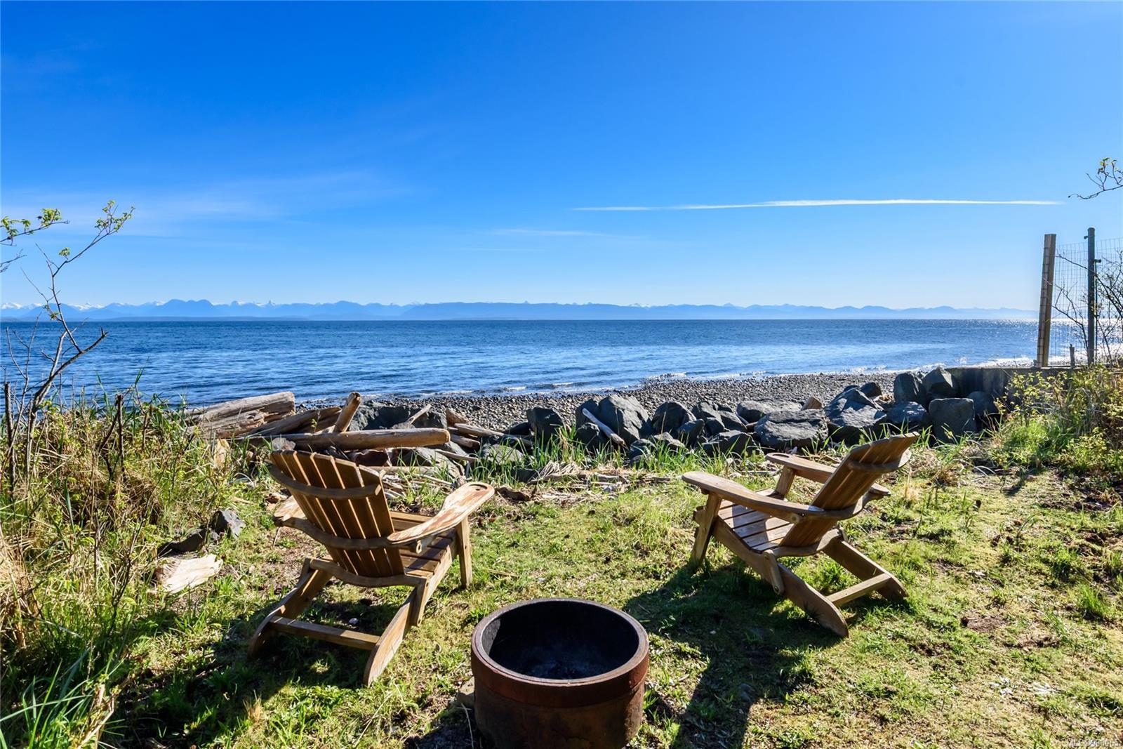$1,190,000 - 1418 Seaview Rd<br>British Columbia, V9J 1J7