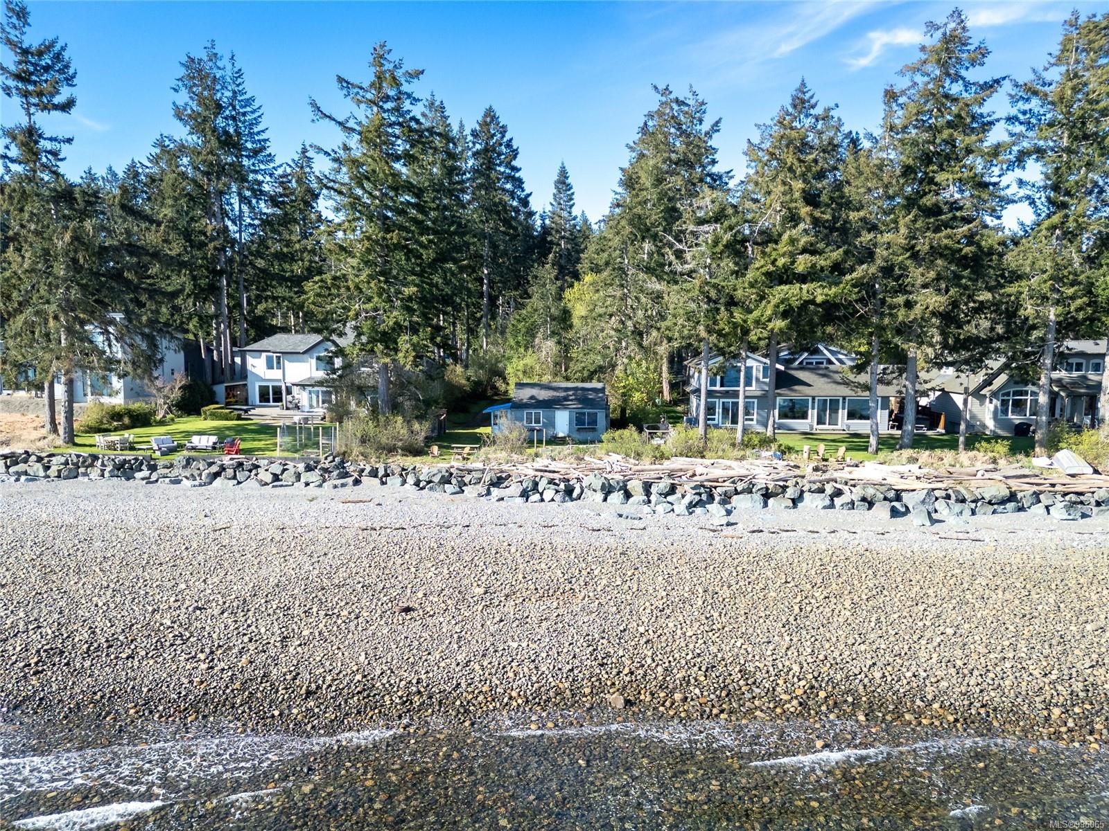 $1,190,000 - 1418 Seaview Rd<br>British Columbia, V9J 1J7