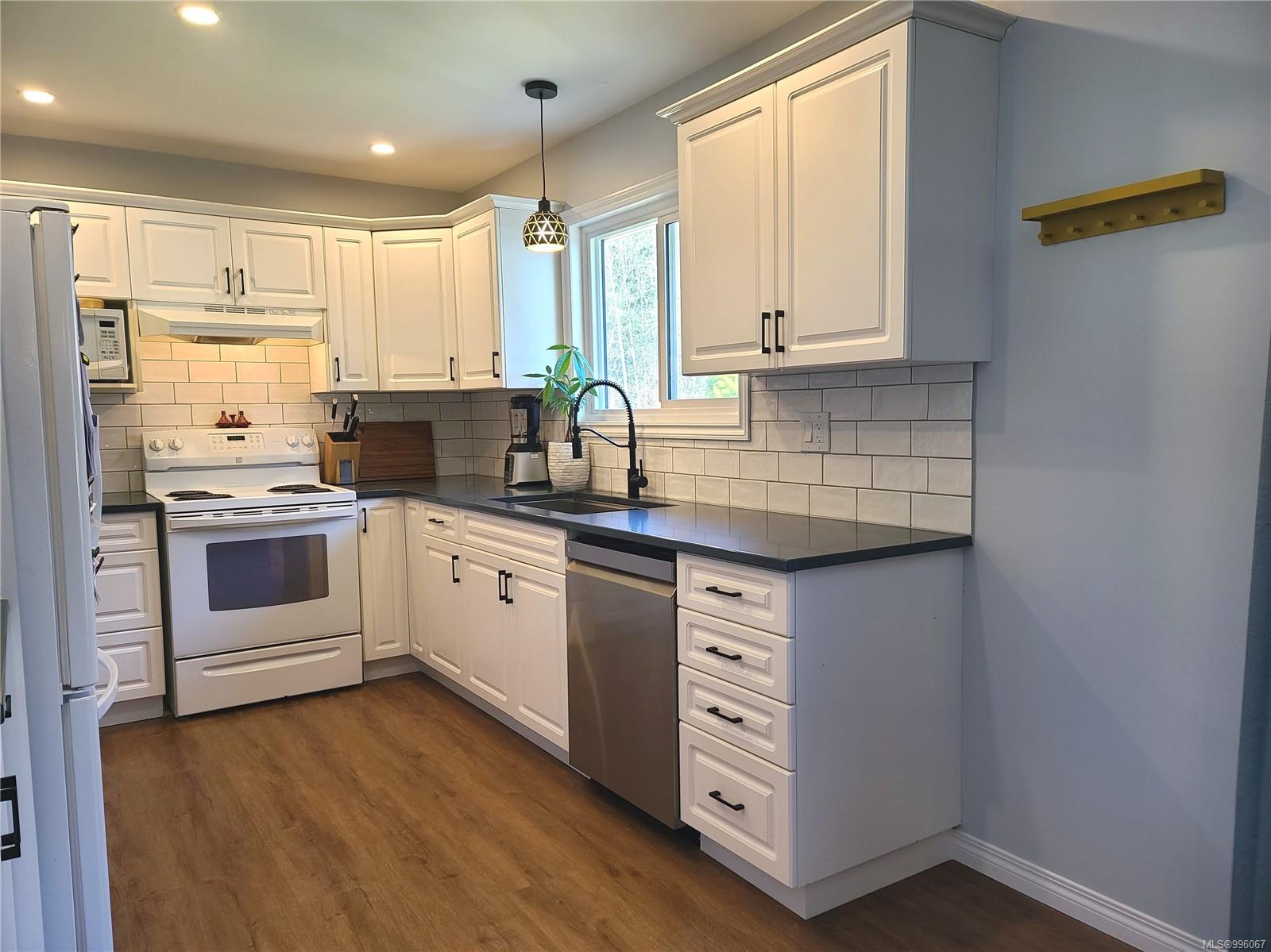 $799,000 - 2300 Piercy Ave<br>British Columbia, V9N 3G6