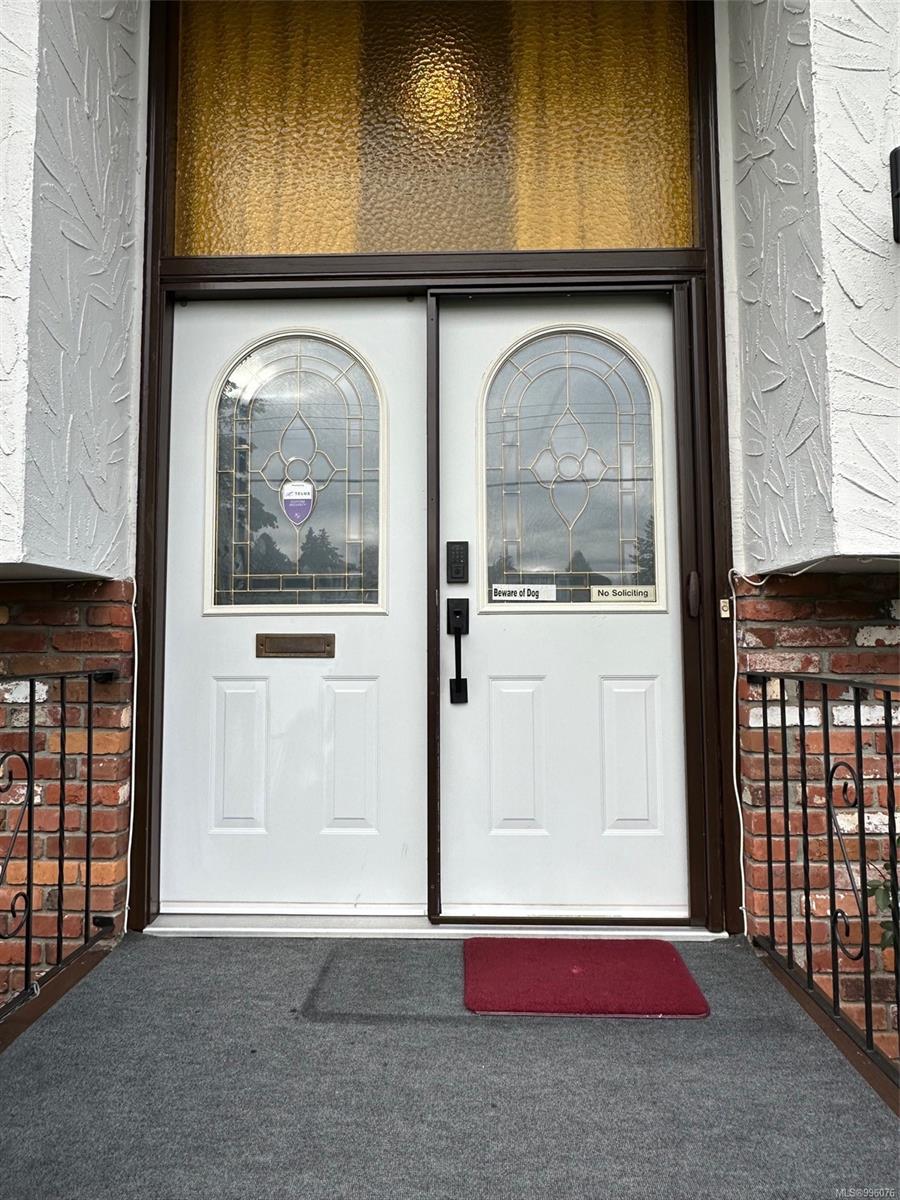 $749,000 - 1642 Crescent View Dr<br>British Columbia, V9S 2N4