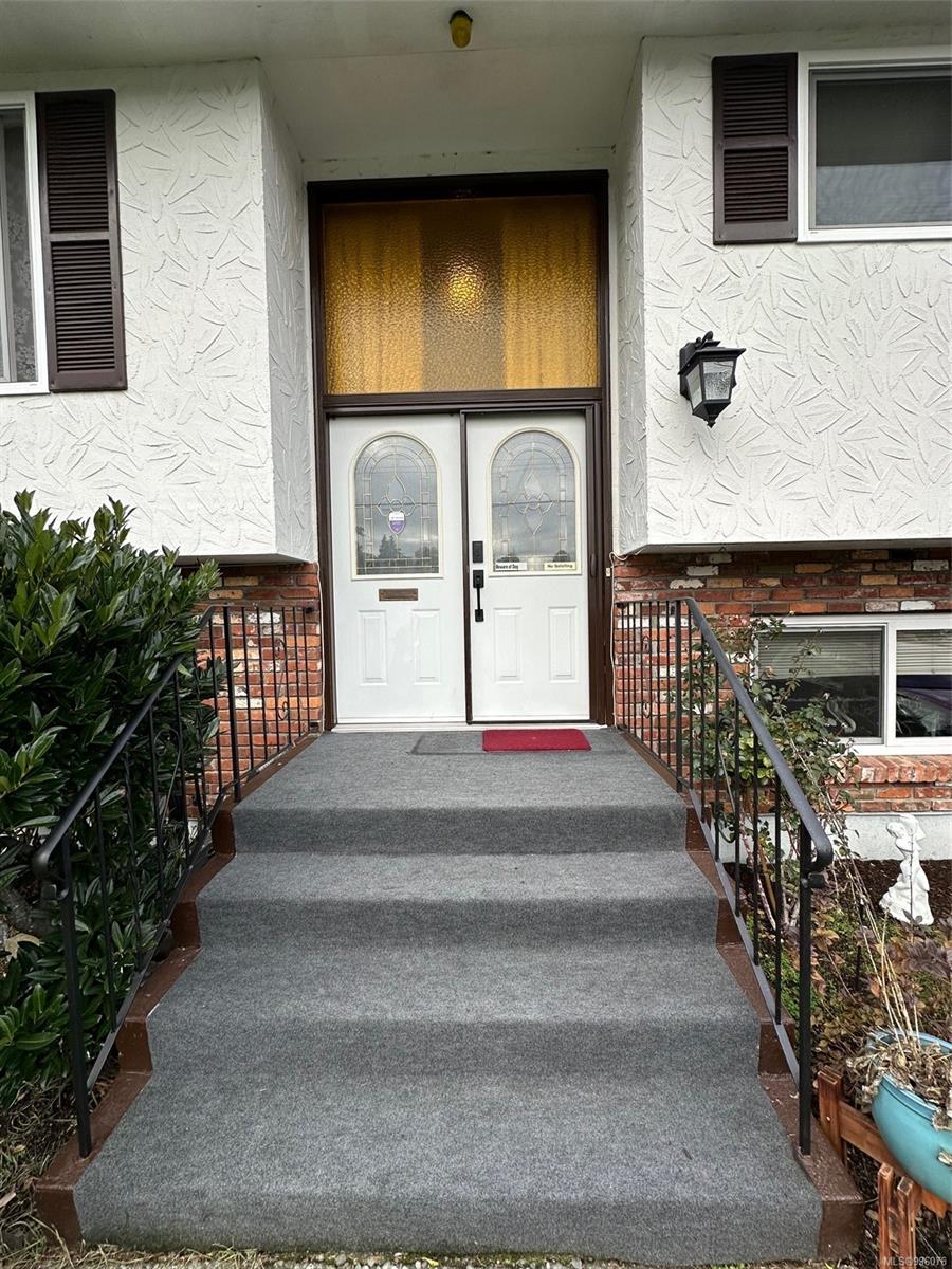 $749,000 - 1642 Crescent View Dr<br>British Columbia, V9S 2N4