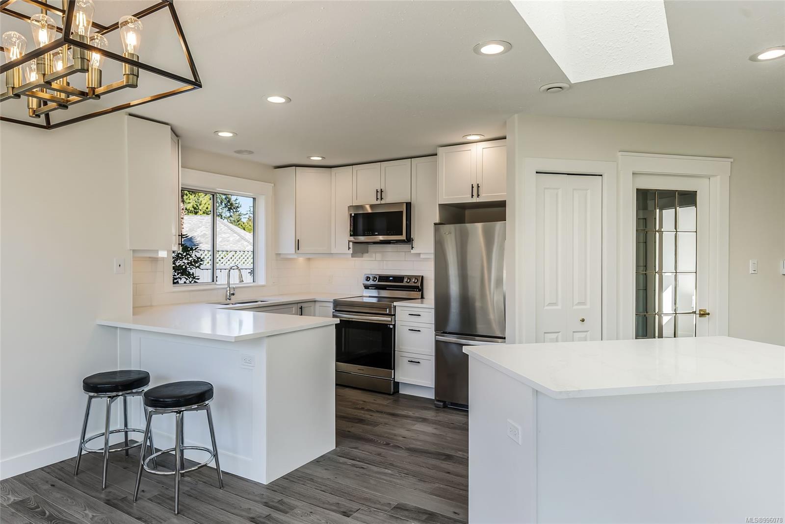 $918,000 - 704 Sutton Pl<br>British Columbia, V9K 2B9