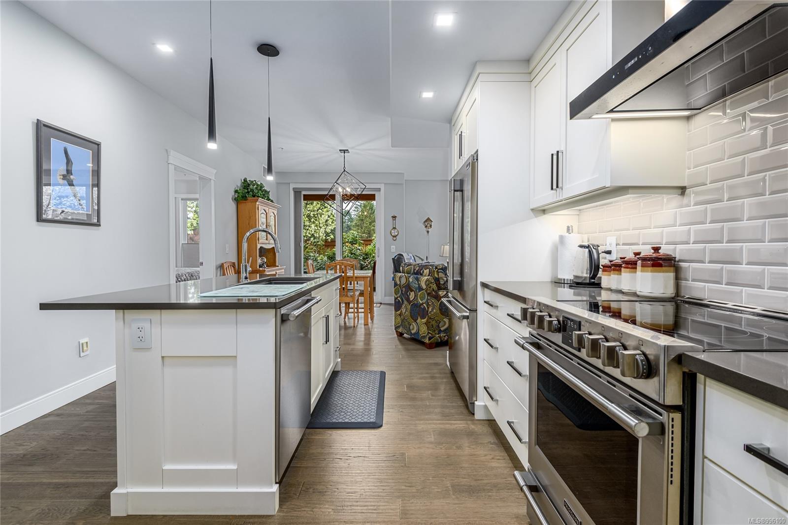 $779,000 - 1700 Balmoral Ave<br>British Columbia, V9M 2N1