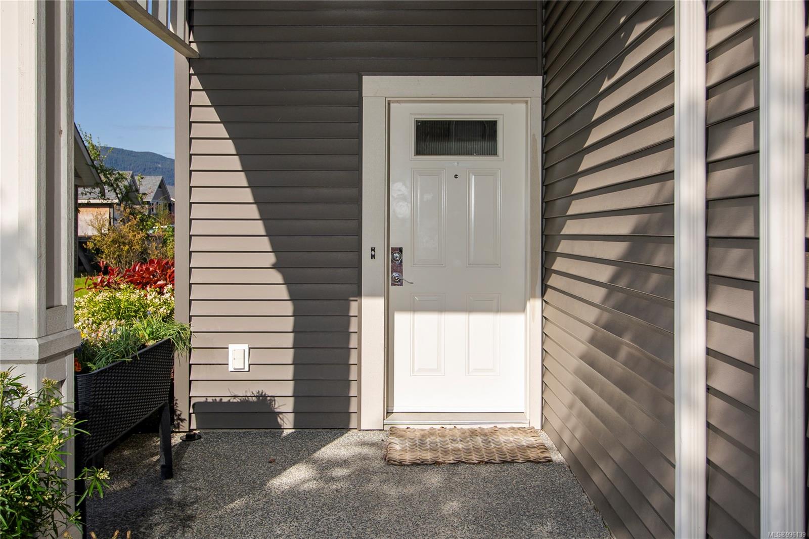 $589,000 - 1675 Crescent View Dr<br>British Columbia, V9S 0A8