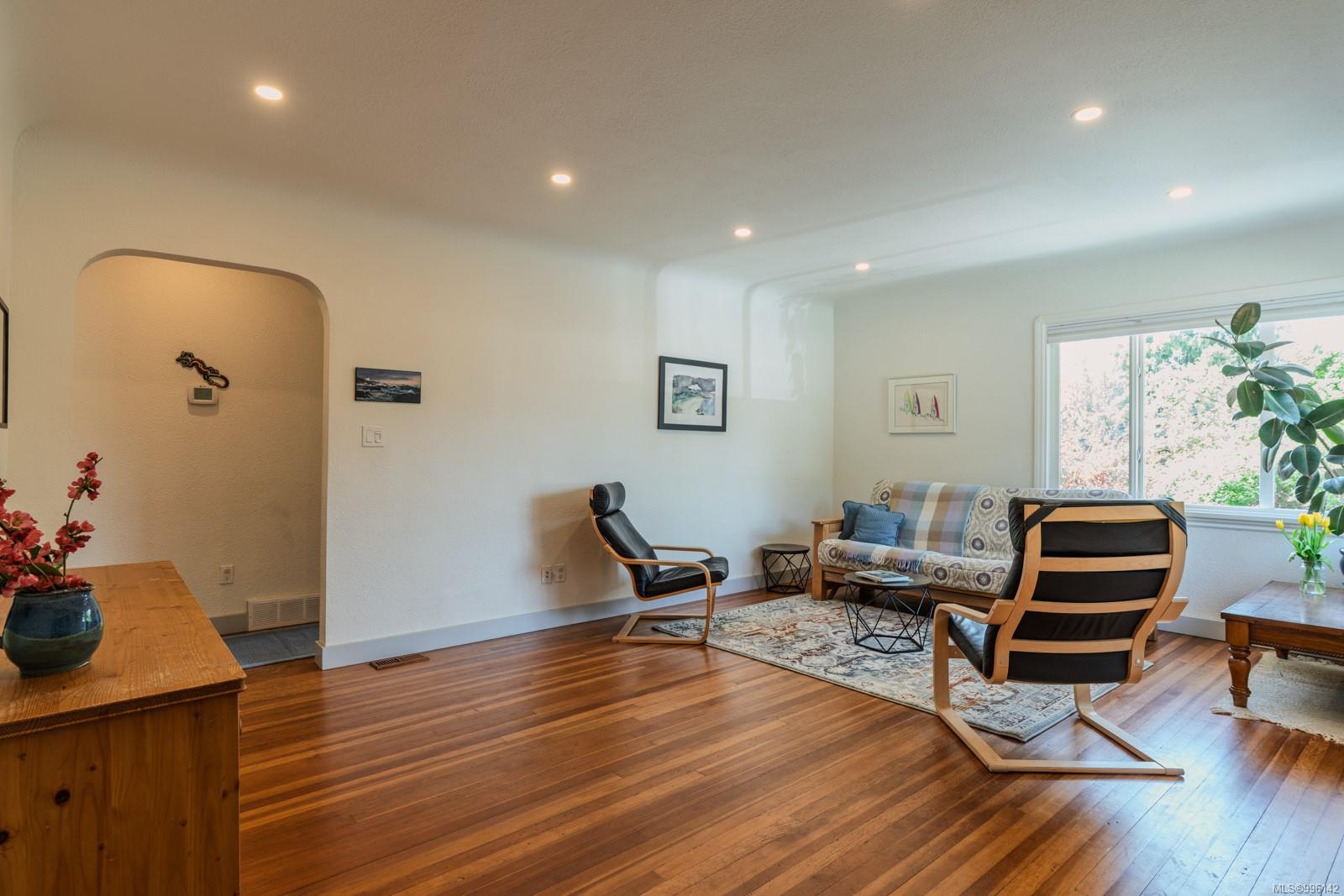 $789,000 - 391 Seventh St<br>British Columbia, V9R 1E3