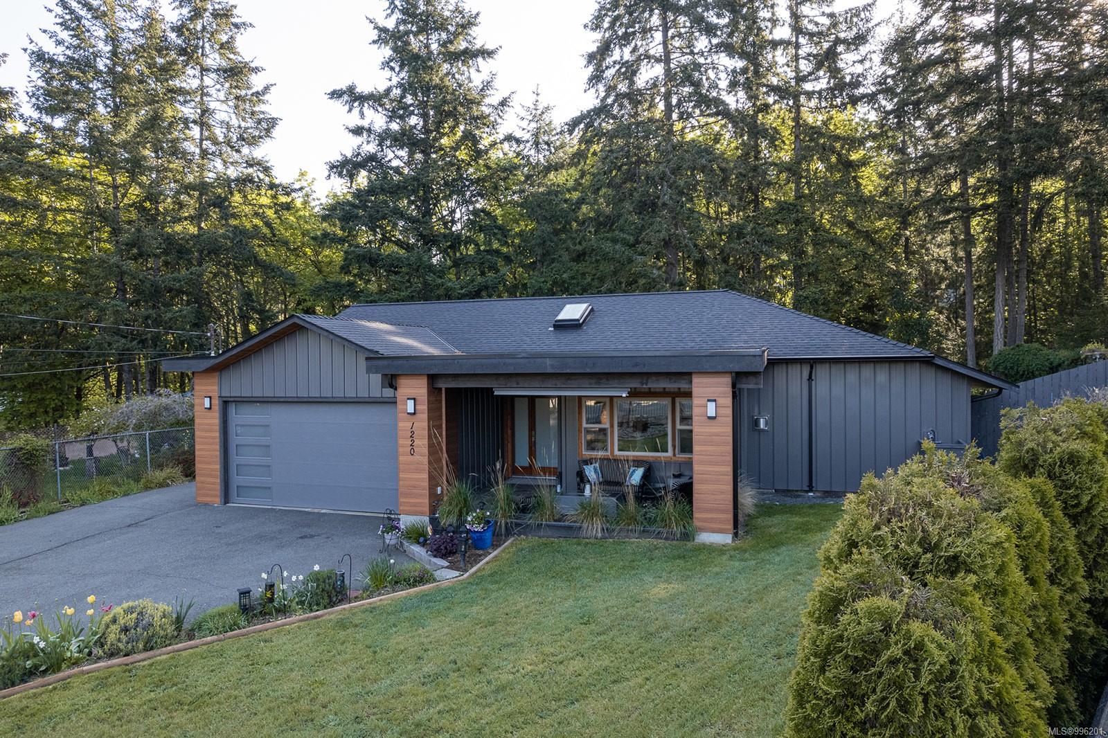 $1,150,000 - 1220 Margaret Pl<br>British Columbia, V9L 5R6