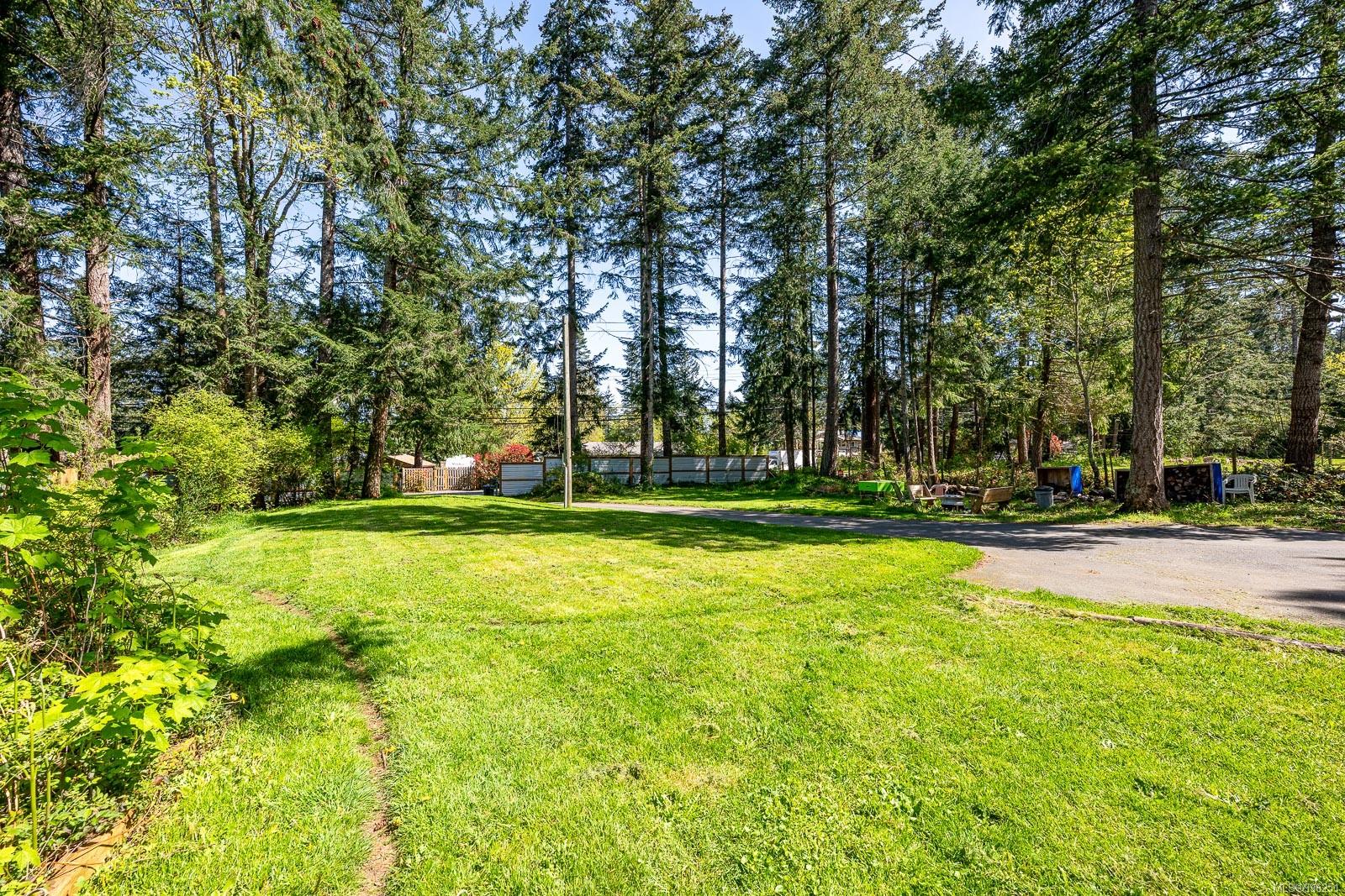$565,000 - 5895 Bates Rd<br>British Columbia, V9J 1W6