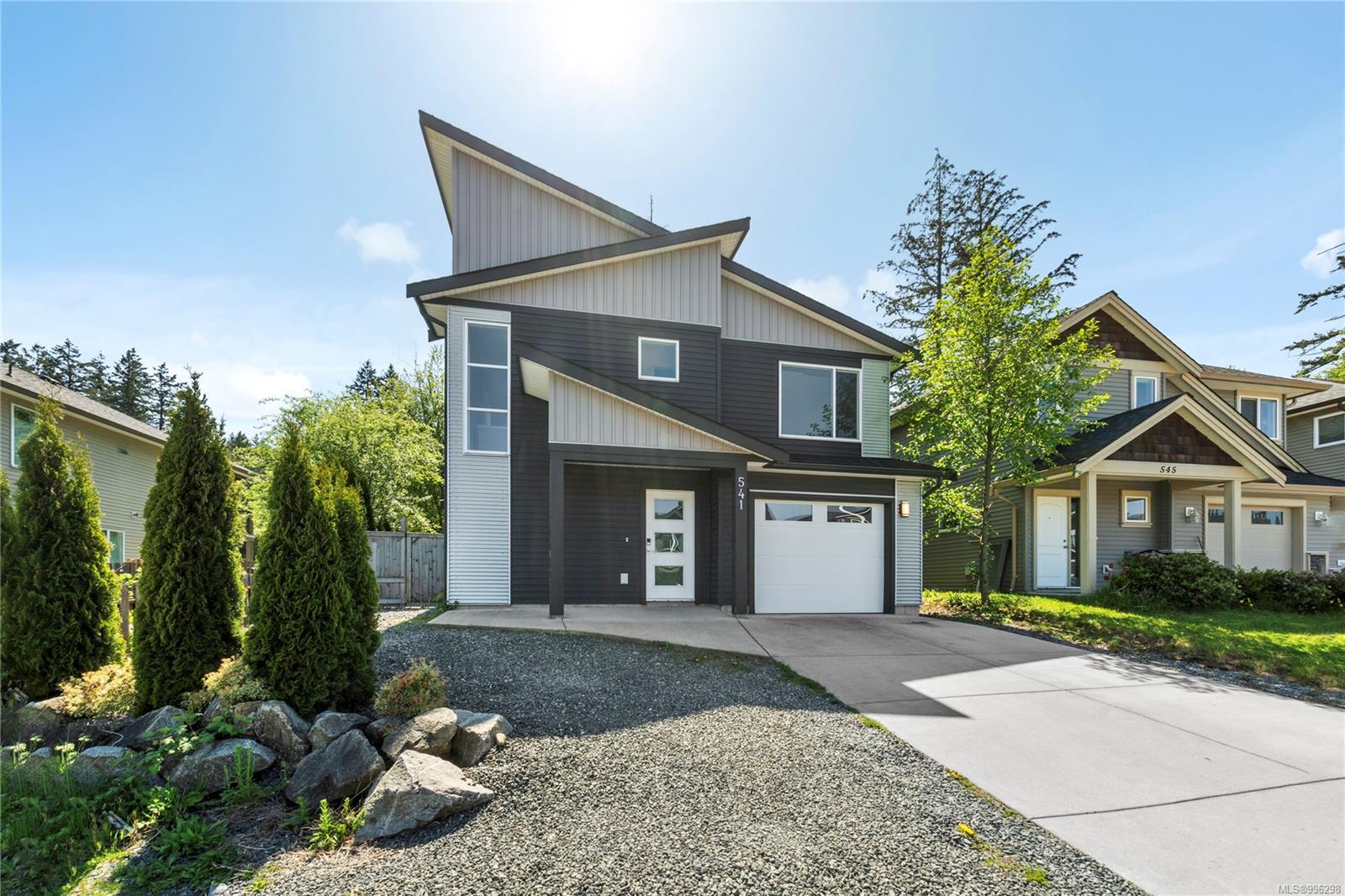 $759,900 - 541 Marisa St<br>British Columbia, V9R 0H5