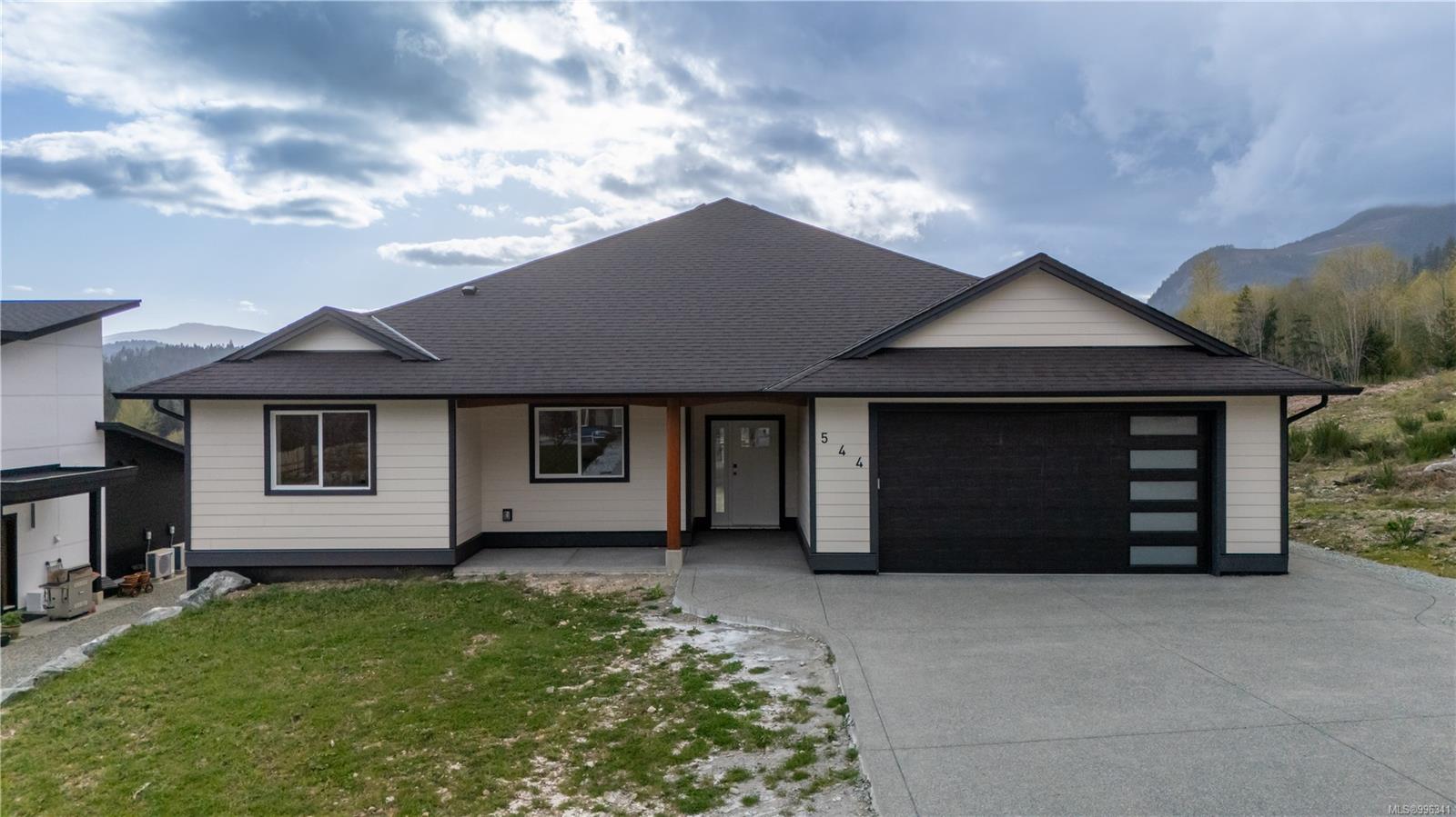 $980,000 - 544 Mountain View Dr<br>British Columbia, V0R 2G0