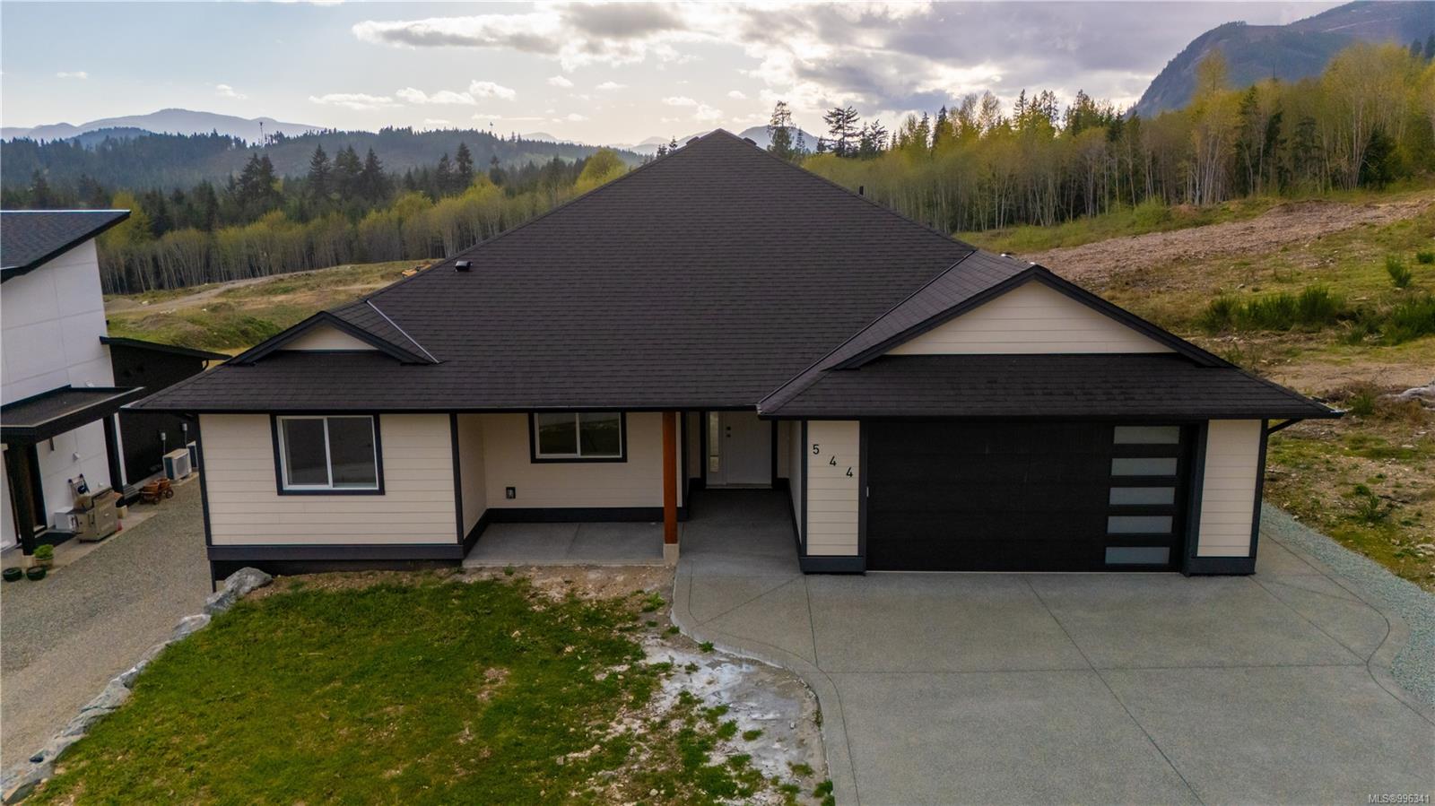 $980,000 - 544 Mountain View Dr<br>British Columbia, V0R 2G0