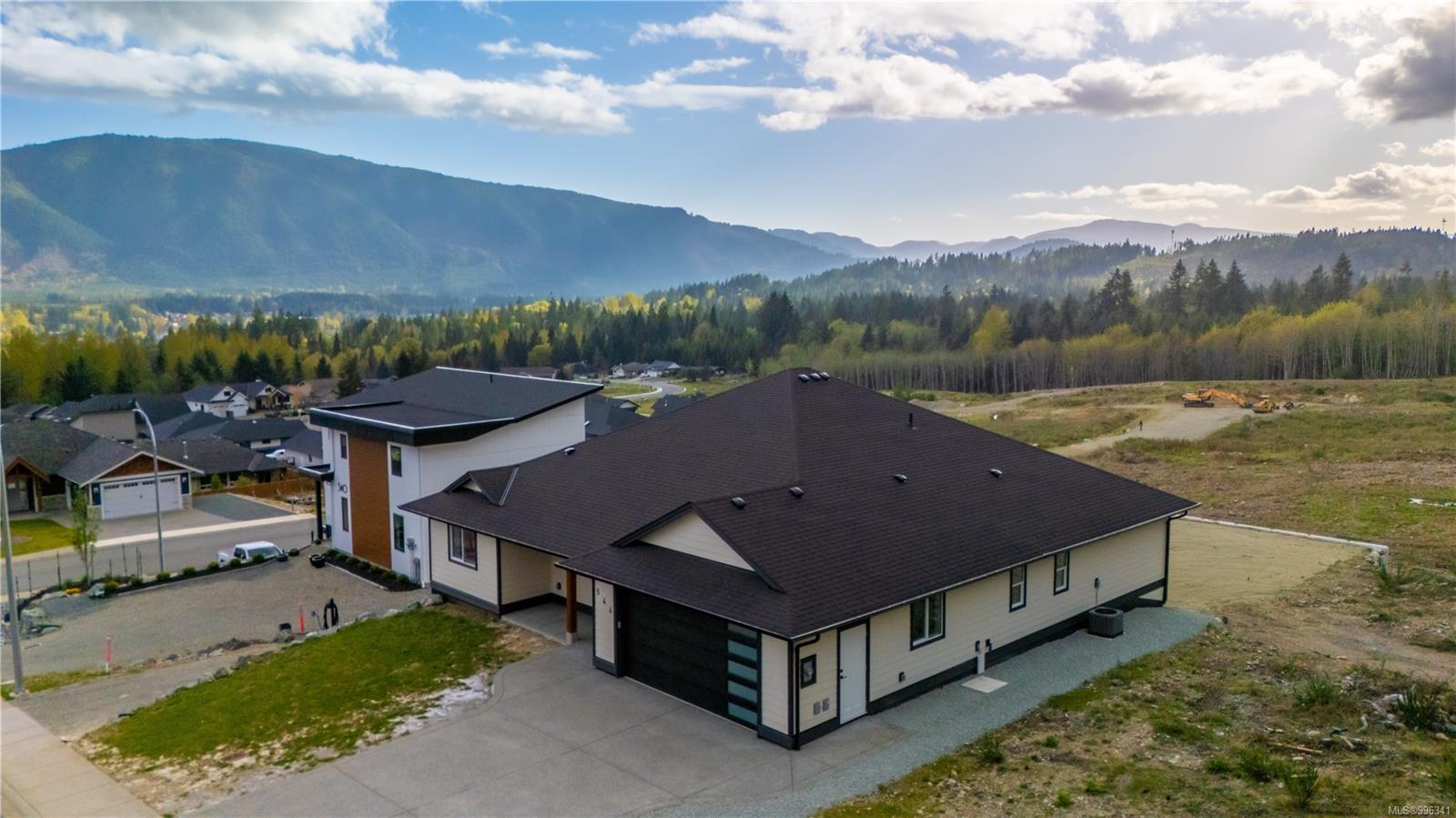 $980,000 - 544 Mountain View Dr<br>British Columbia, V0R 2G0