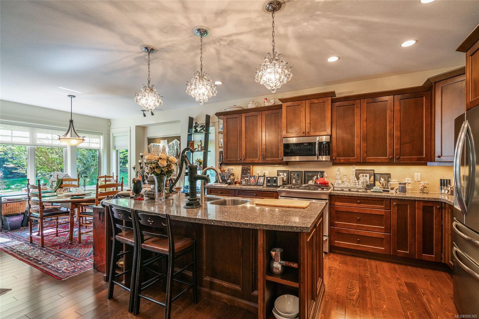 $1,200,000 - 532 Eaglewood Crt<br>British Columbia, V8W 2C4