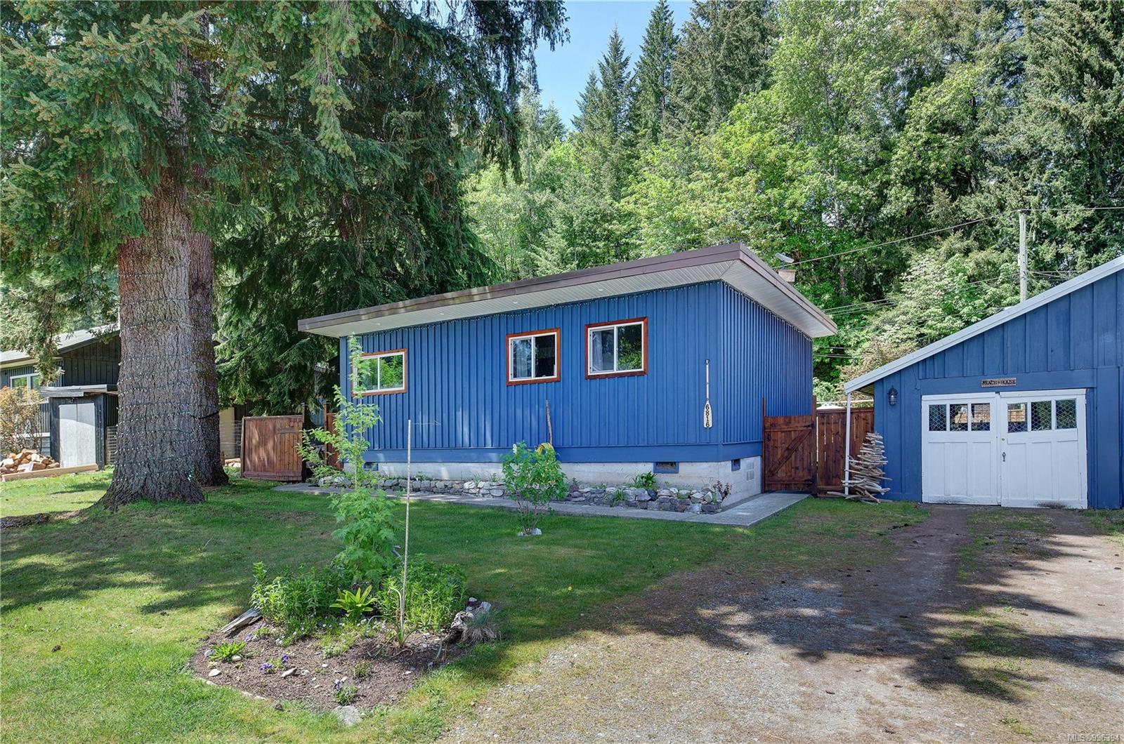 $599,900 - 6816 First St<br>British Columbia, V0R 1Y0