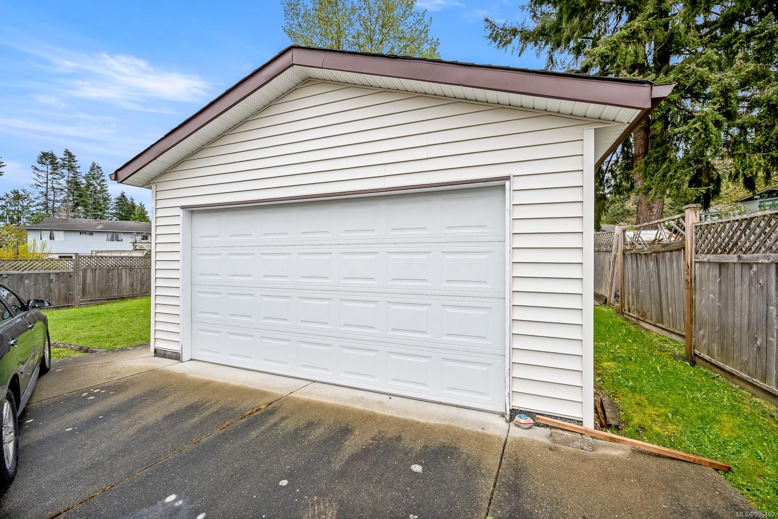 $729,900 - 2034 Cedar Cres<br>British Columbia, V9N 3B6