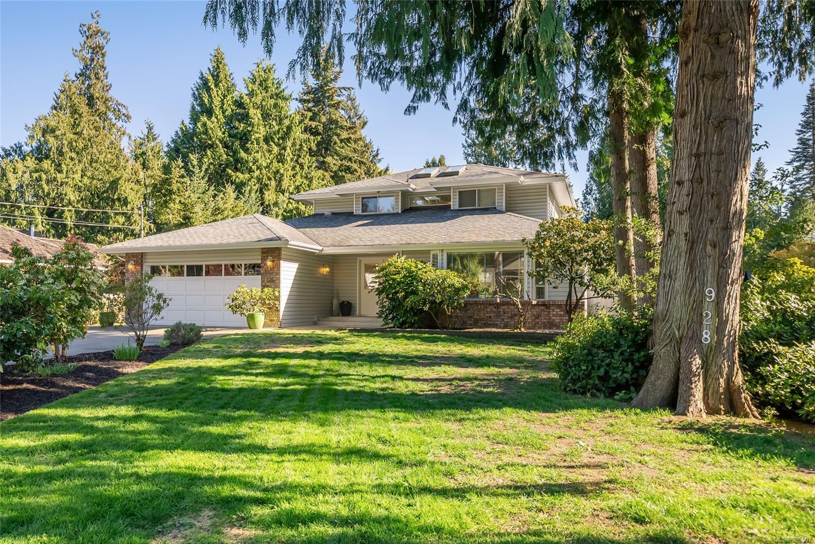 $1,190,000 - 928 Ballenas Rd<br>British Columbia, V9P 1T1