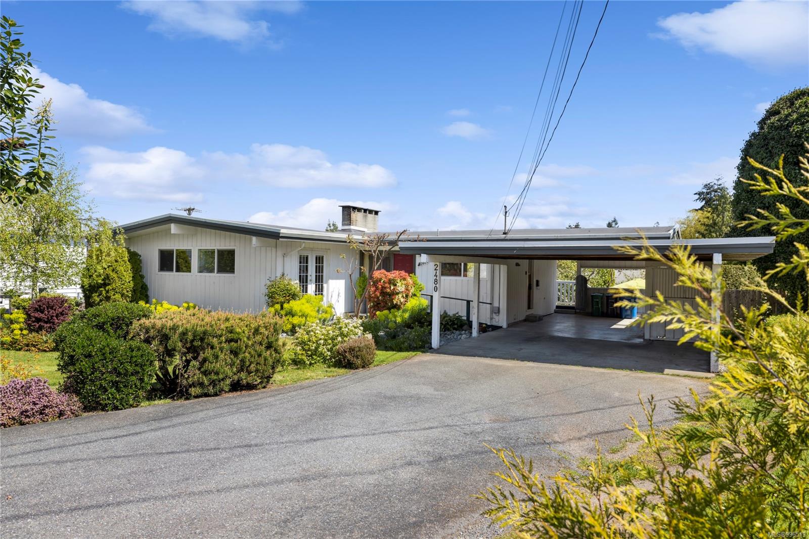 $775,000 - 2480 Glenayr Dr<br>British Columbia, V9S 3R7