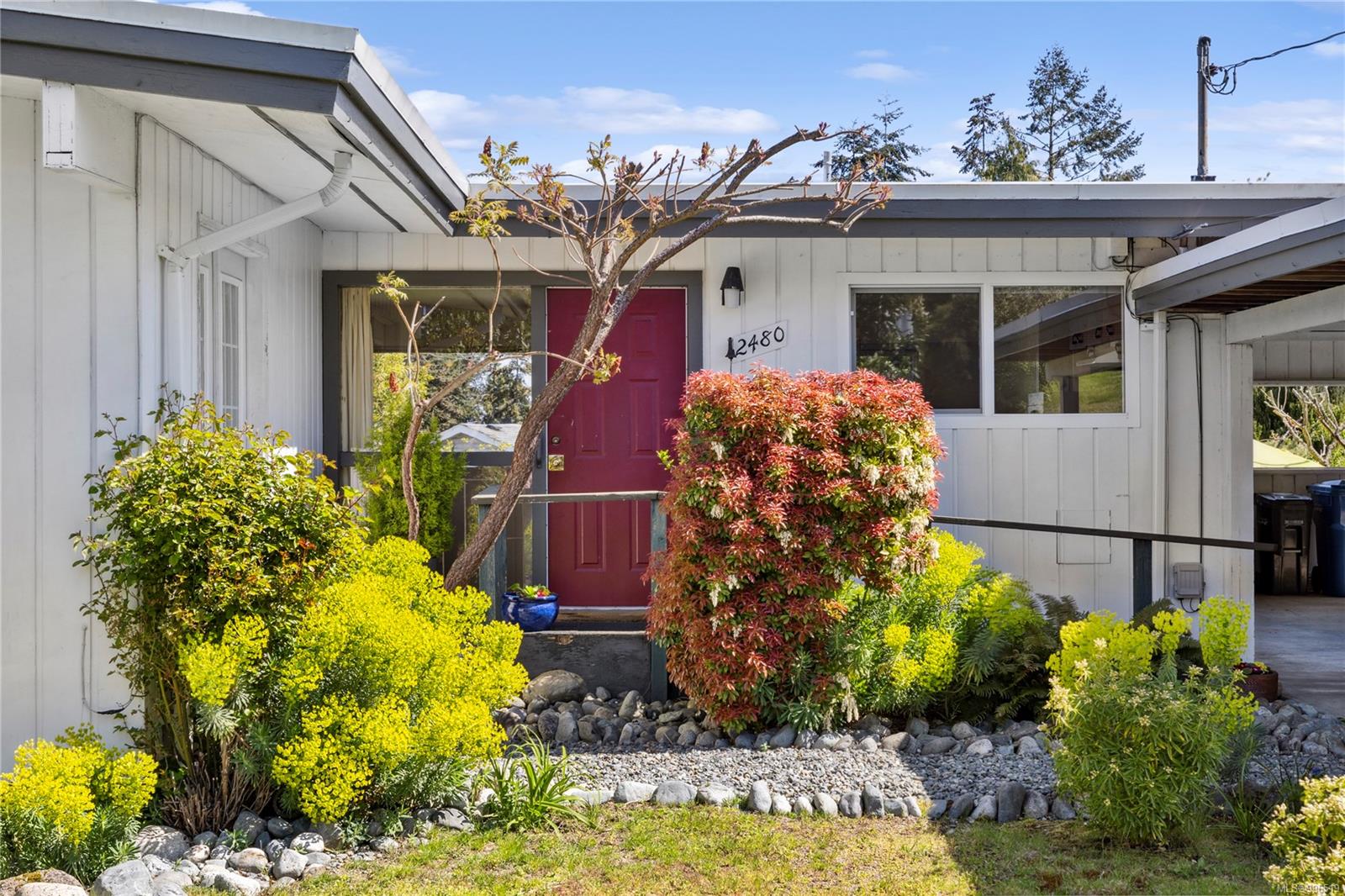 $775,000 - 2480 Glenayr Dr<br>British Columbia, V9S 3R7