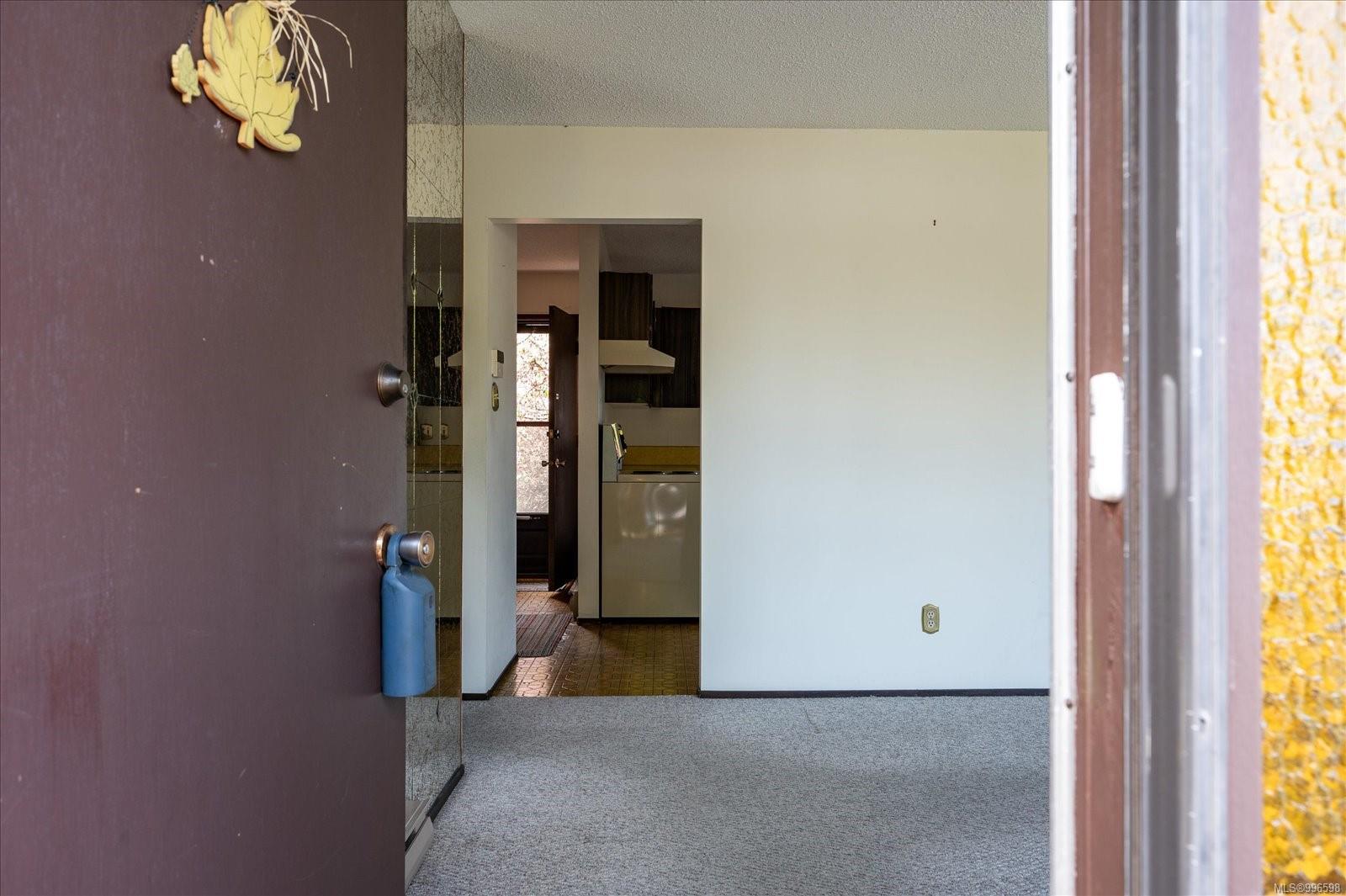 $549,000 - 910 Cadogan St<br>British Columbia, V9S 1V2