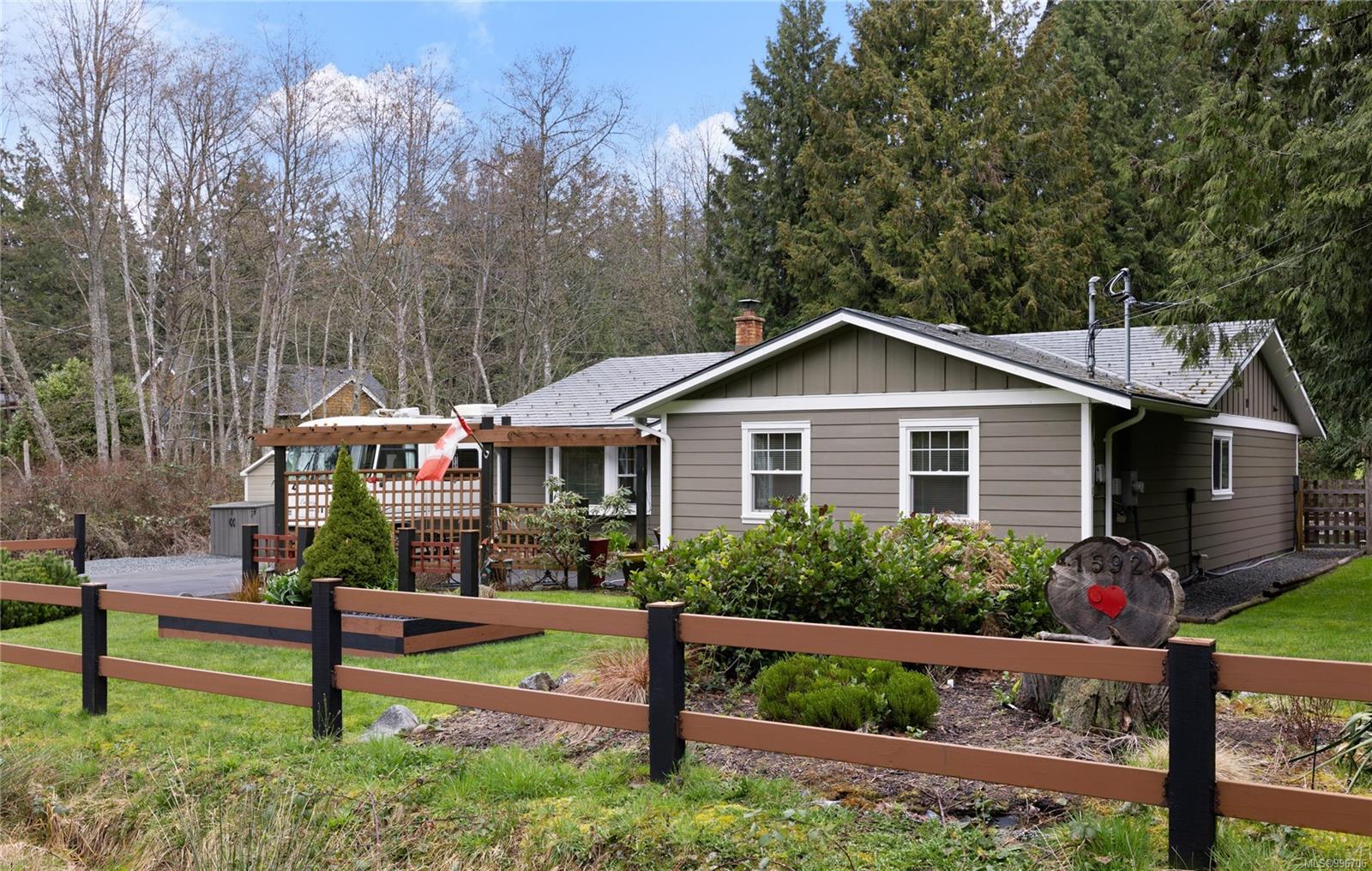 $989,000 - 1592 Beaver Creek Wharf Rd<br>British Columbia, V9P 9C4