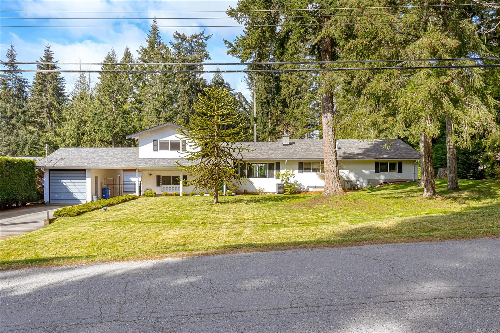 $1,295,000 - 1023 Cowerd Rd<br>British Columbia, V8H 0G9