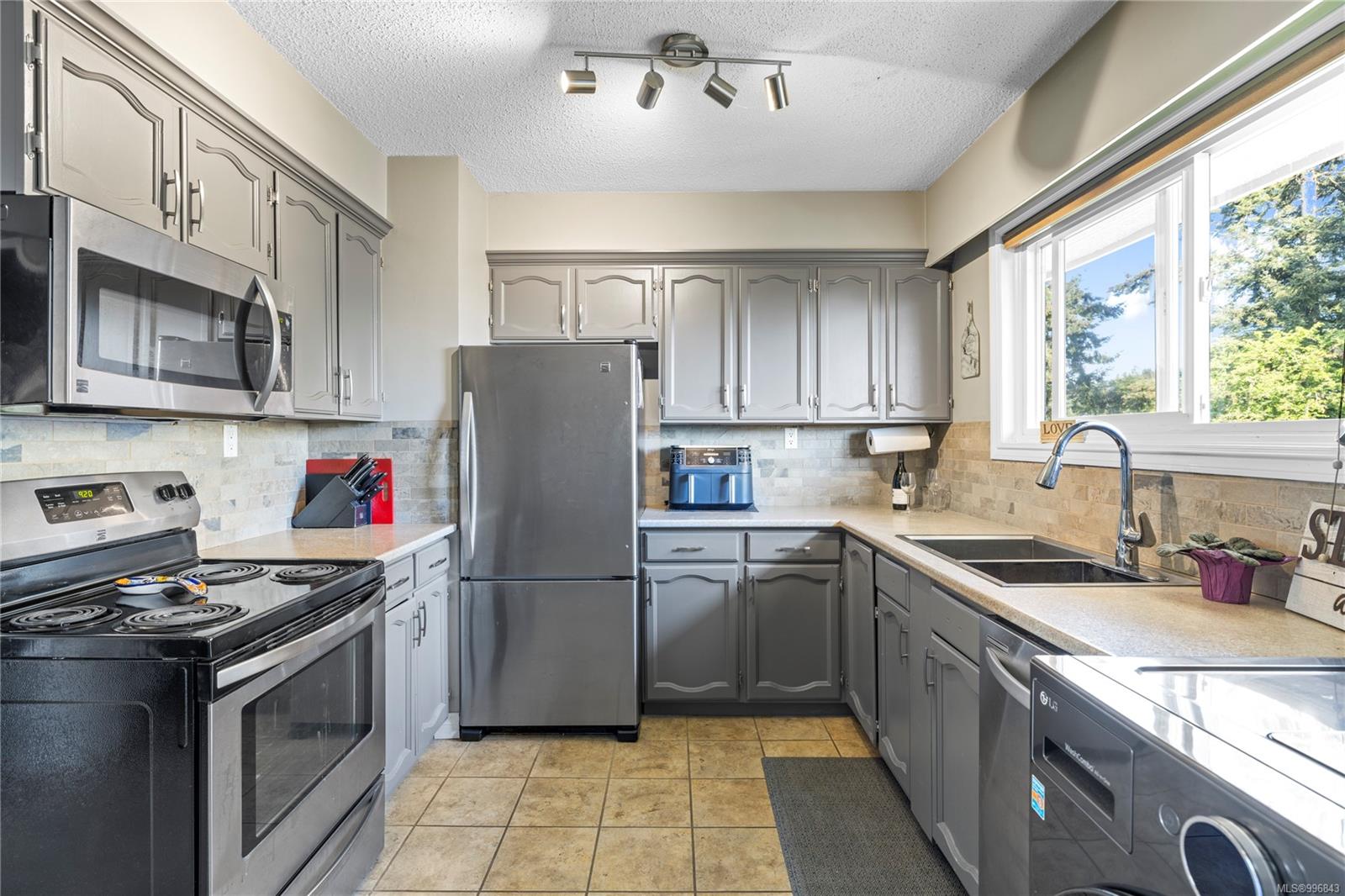 $289,900 - 1630 Crescent View Dr<br>British Columbia, V9S 2N5