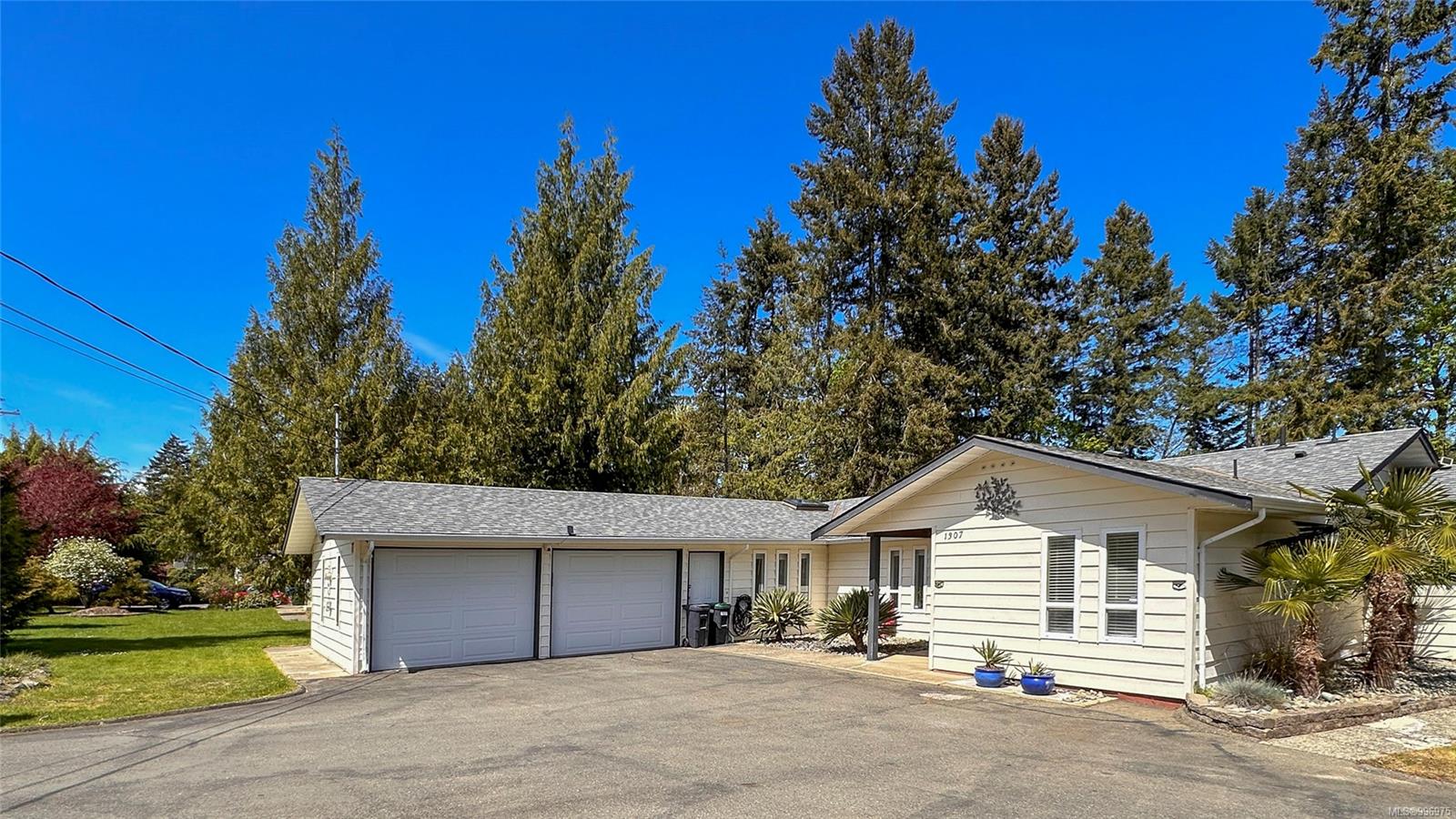 $879,000 - 1307 Sunrise Dr<br>British Columbia, V9P 1X4