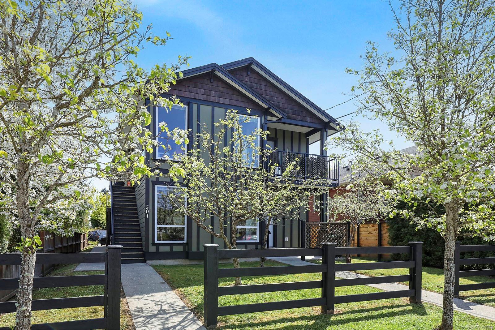 $1,425,000 - 768 8th St<br>British Columbia, V9N 1N7