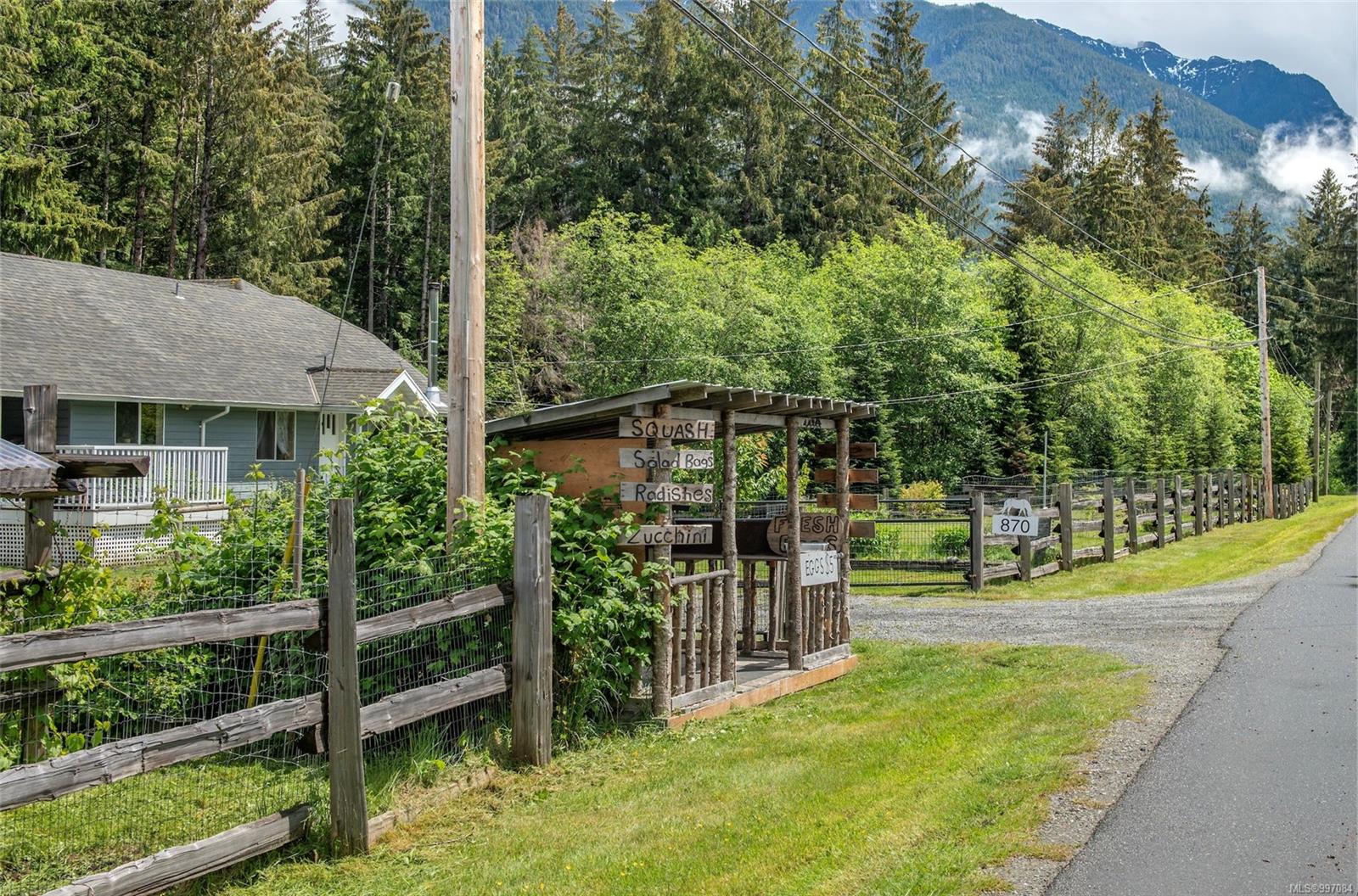 $880,000 - 870 Sayward Rd<br>British Columbia, V0P 1R0