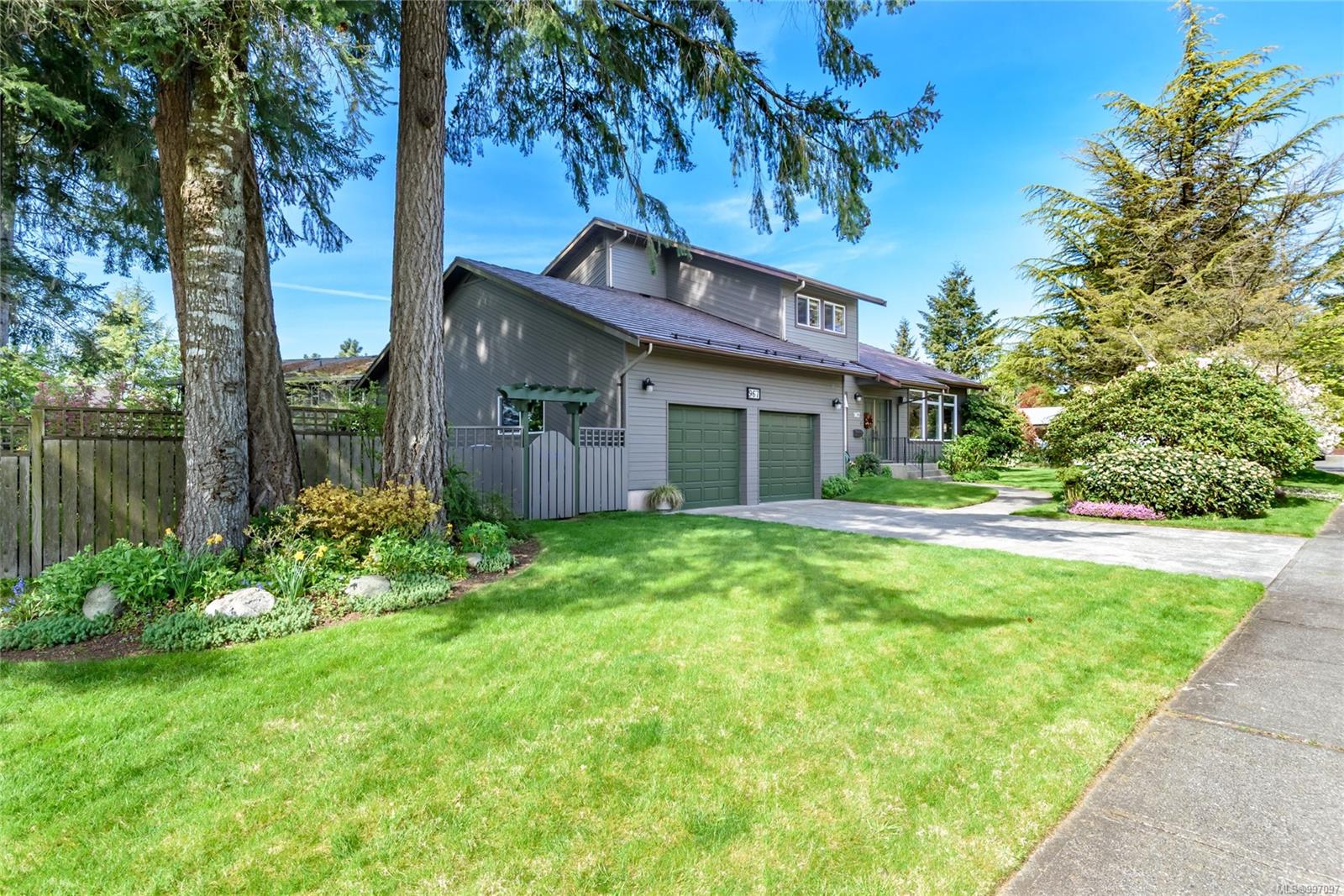 $989,000 - 967 Mantle Dr<br>British Columbia, V9N 7H3
